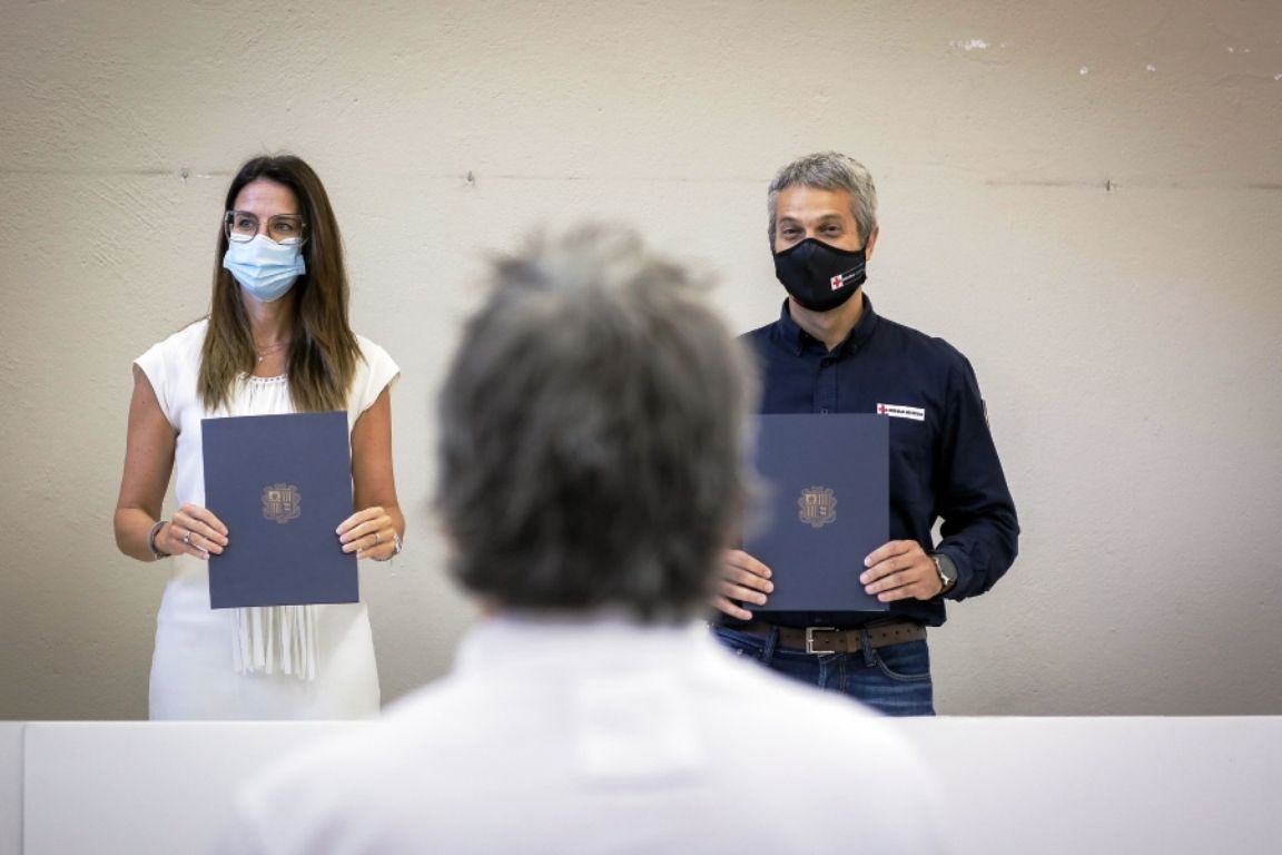 La ministra Sílvia Riva i director de la Creu Roja, Jordi Fernández després de la signatura del conveni.