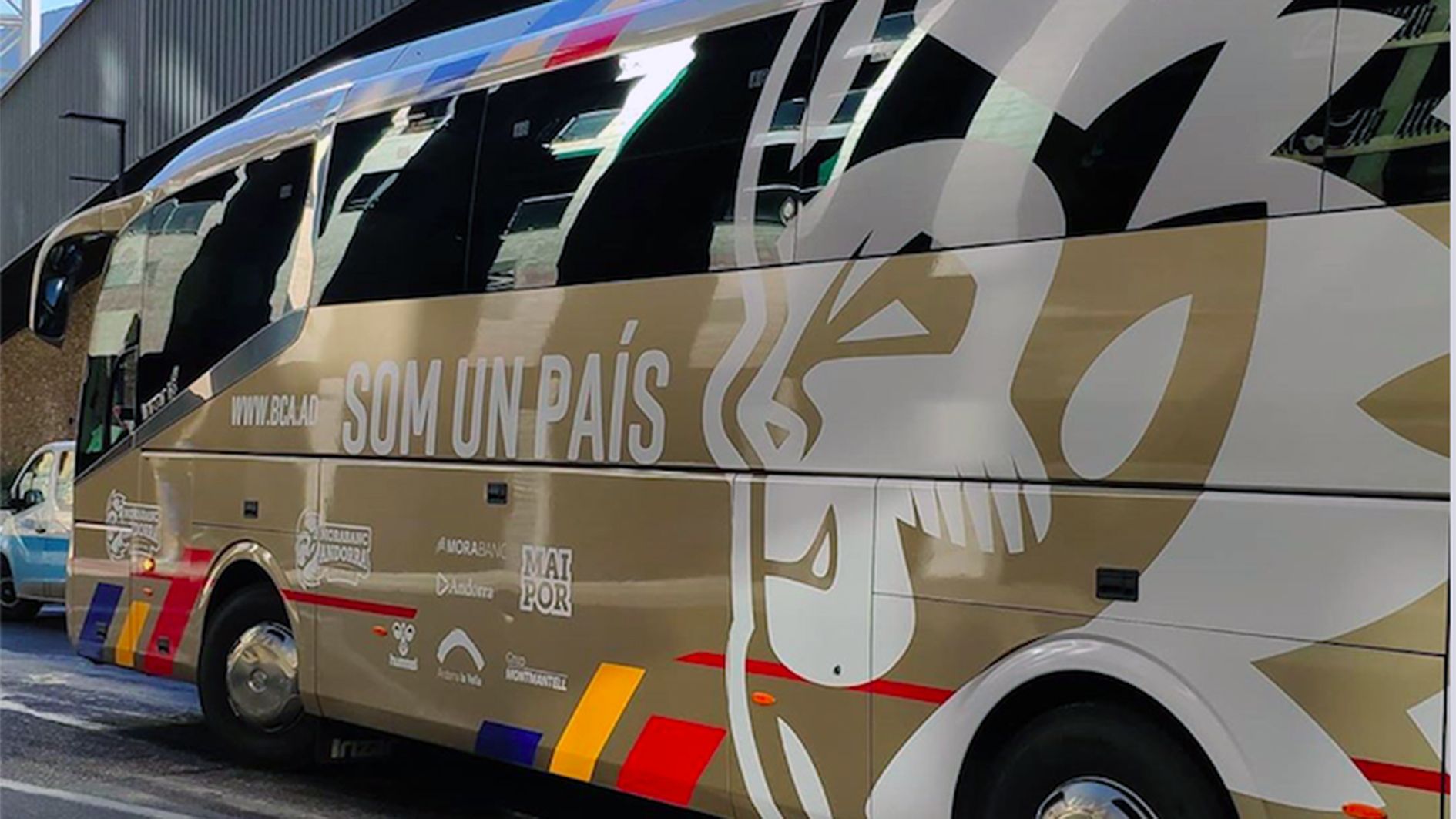 Una imatge del vehicle en sortir l'expedició cap a Barcelona.