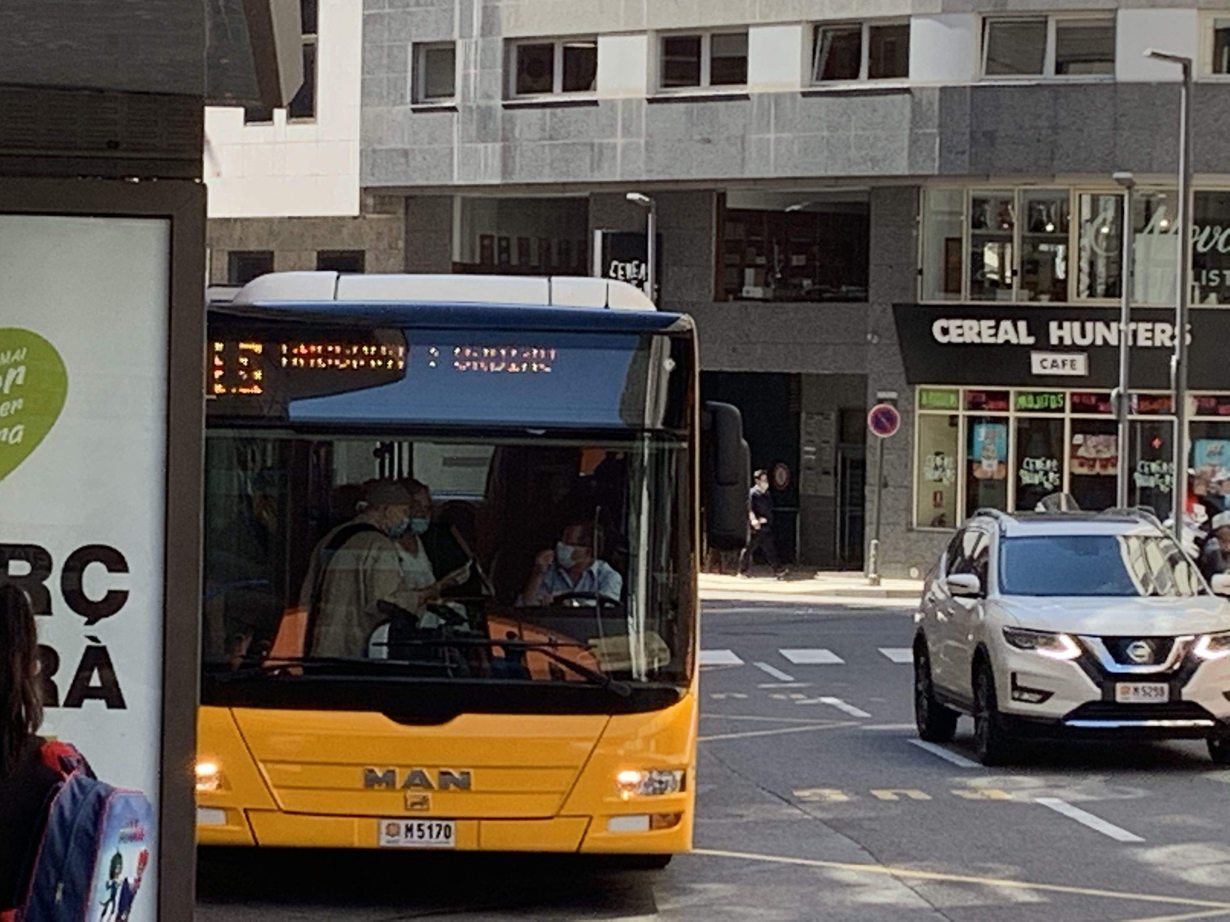 Una vehicle que fa la línia L6 recollint gent a primera hora d'aquesta tarda al carrer Pau Casals.