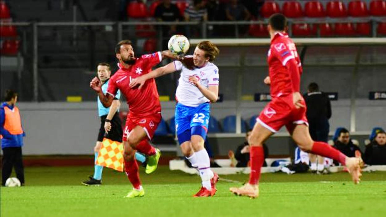 Una jugada del partit Illes Fèroe-Malta de dijous passat.