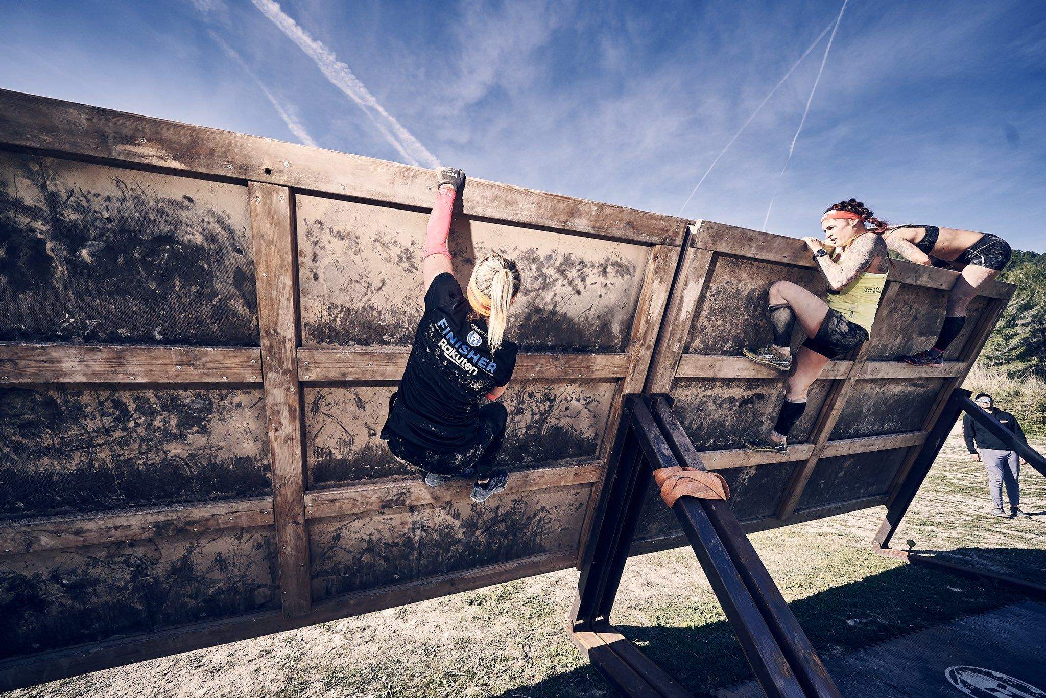 Participants en un dels obstacles de la prova.