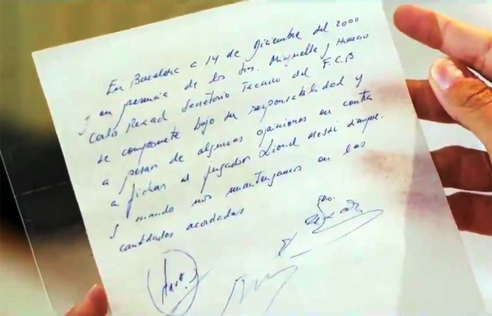 El tovalló on hi ha la firma, entre altres, de Gaggioli, resident a Escaldes.