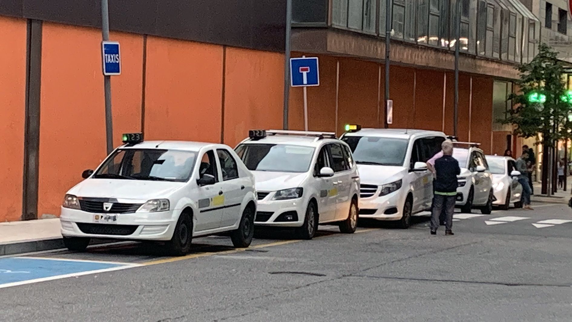 Taxis estacionats al carrer Josep Rossell Calva d'Andorra la Vella.