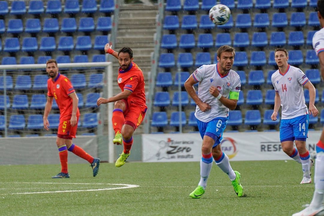 Ludo Clemente xuta cap a la porteria contrària.