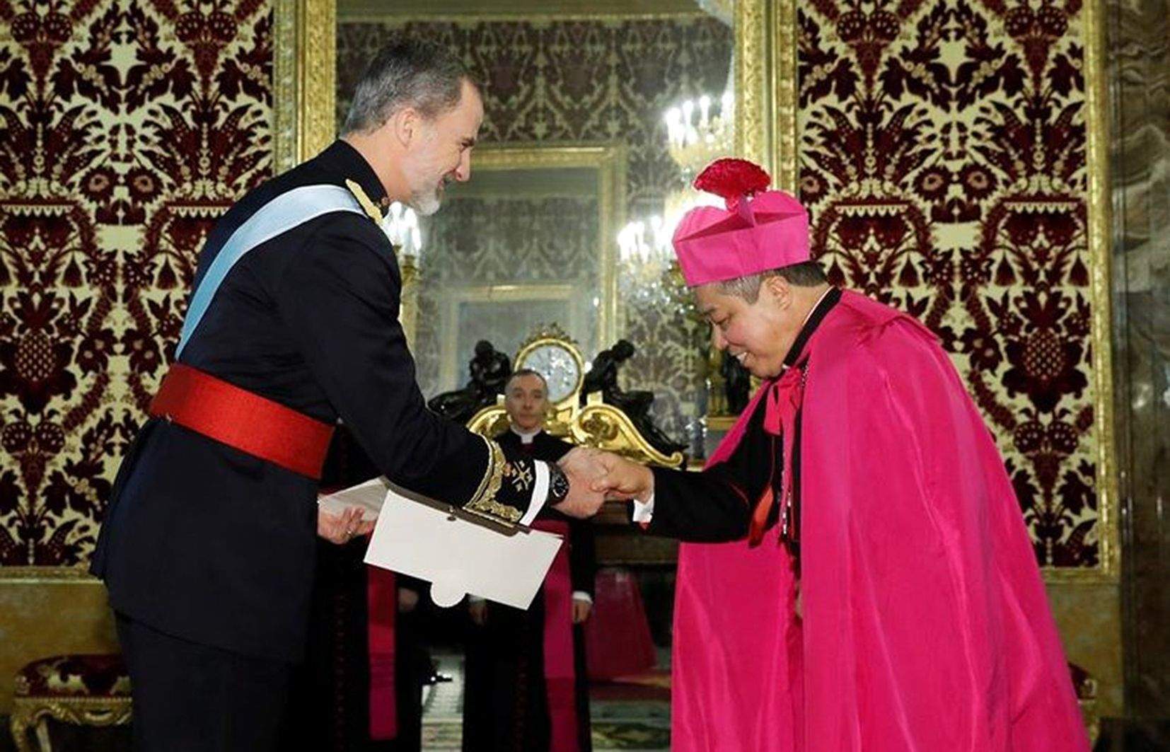 Bernardito Auza lliurant les cartes al rei d'Espanya, Felip VI.