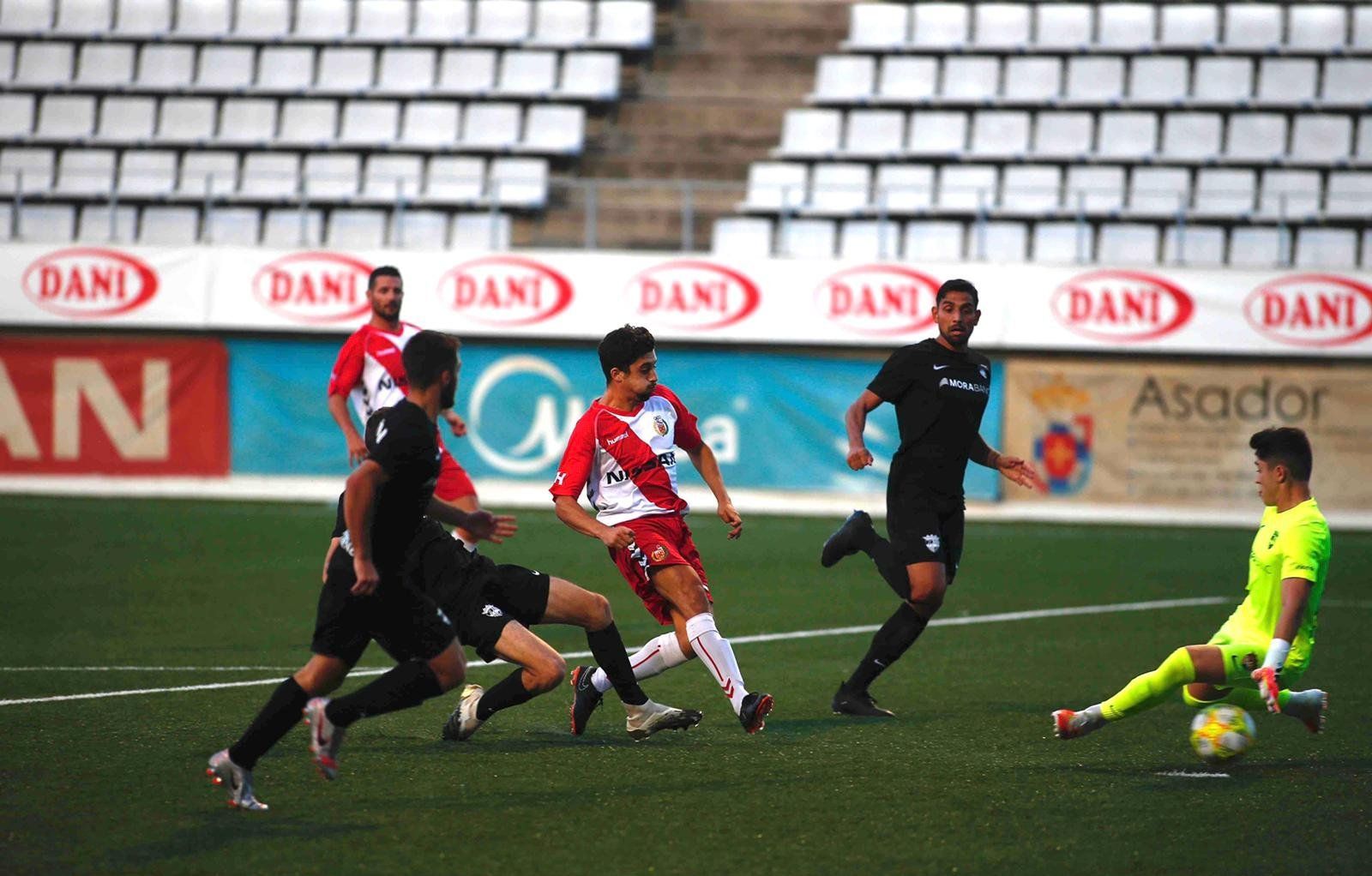 Miquel Ripoll marca l'1-1 per l'Hospitalet amb un xut ras.