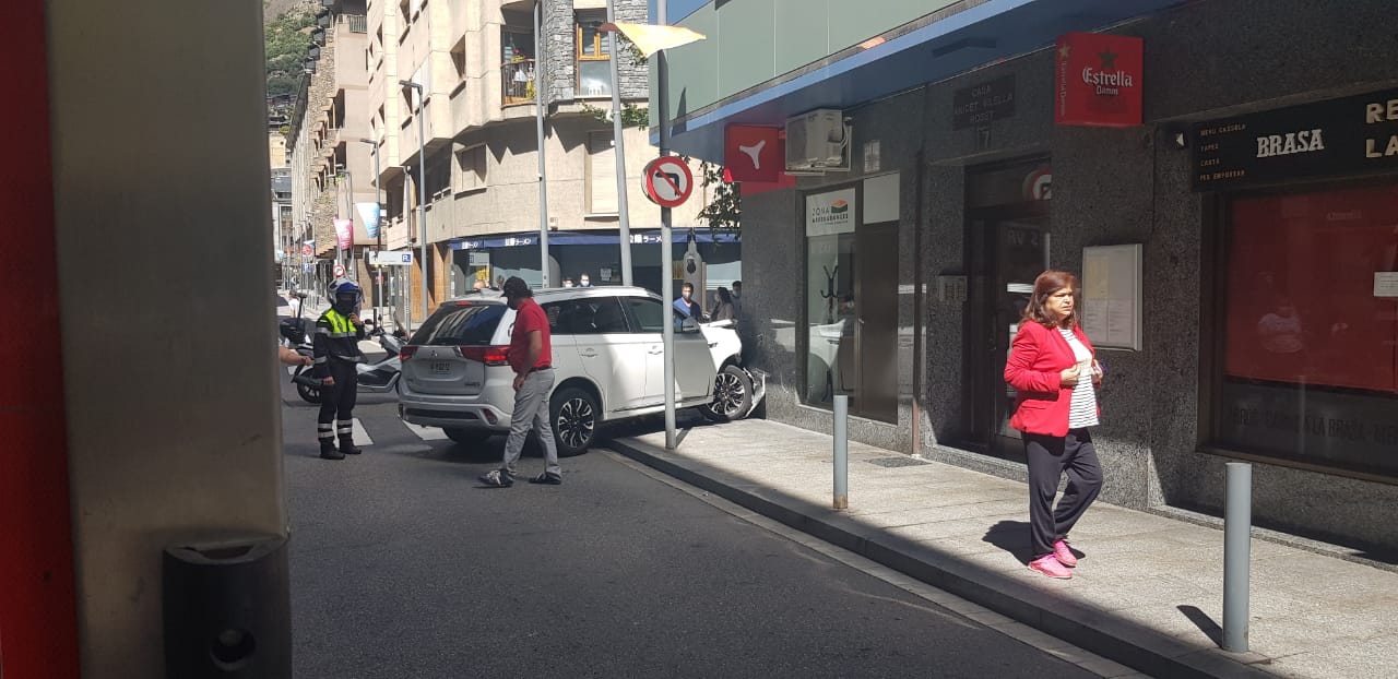 El vehicle s'ha enquestat contra la cantonada de l'edifici.