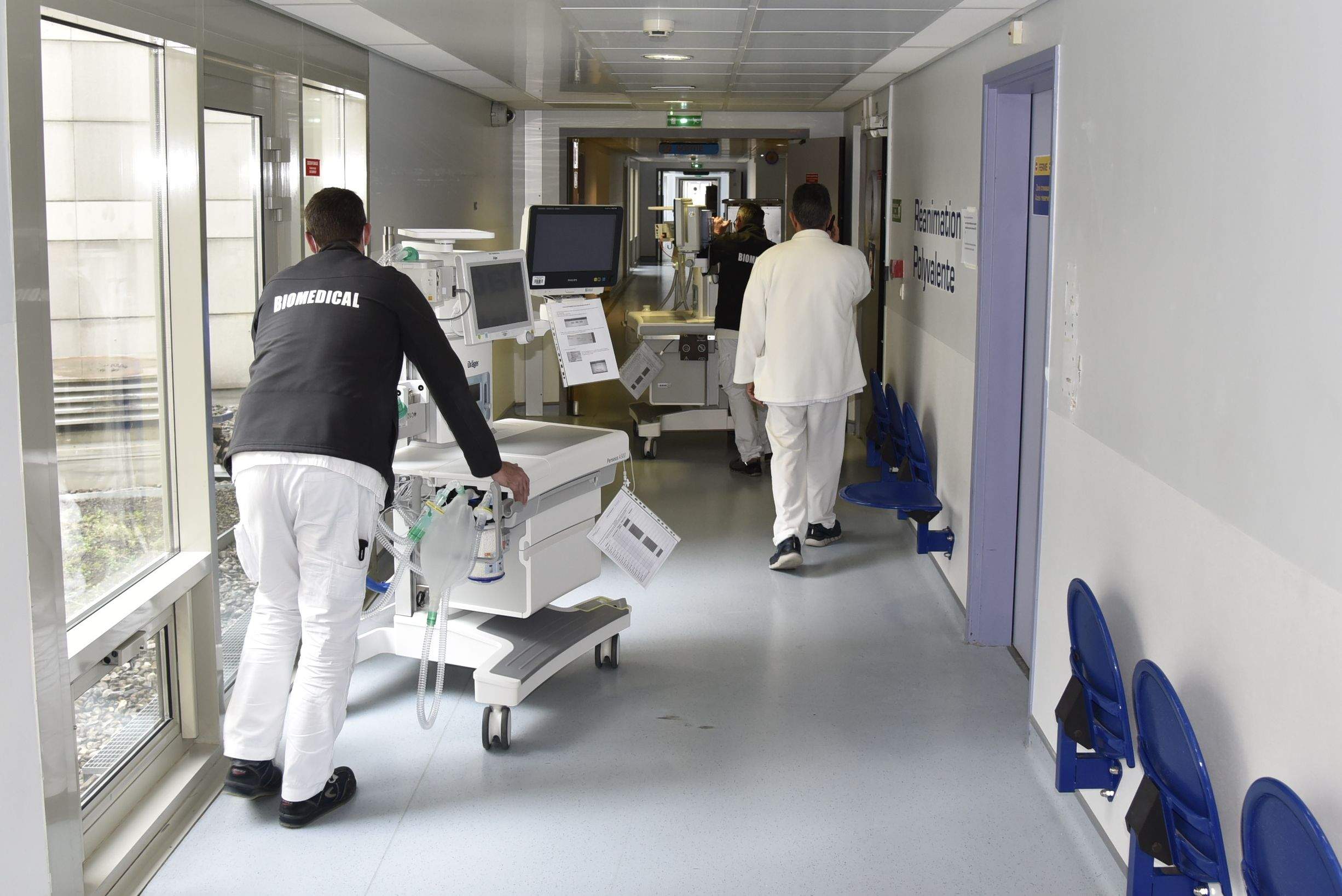 Un infermer trasllada un respirador a l'hospital de Perpinyà