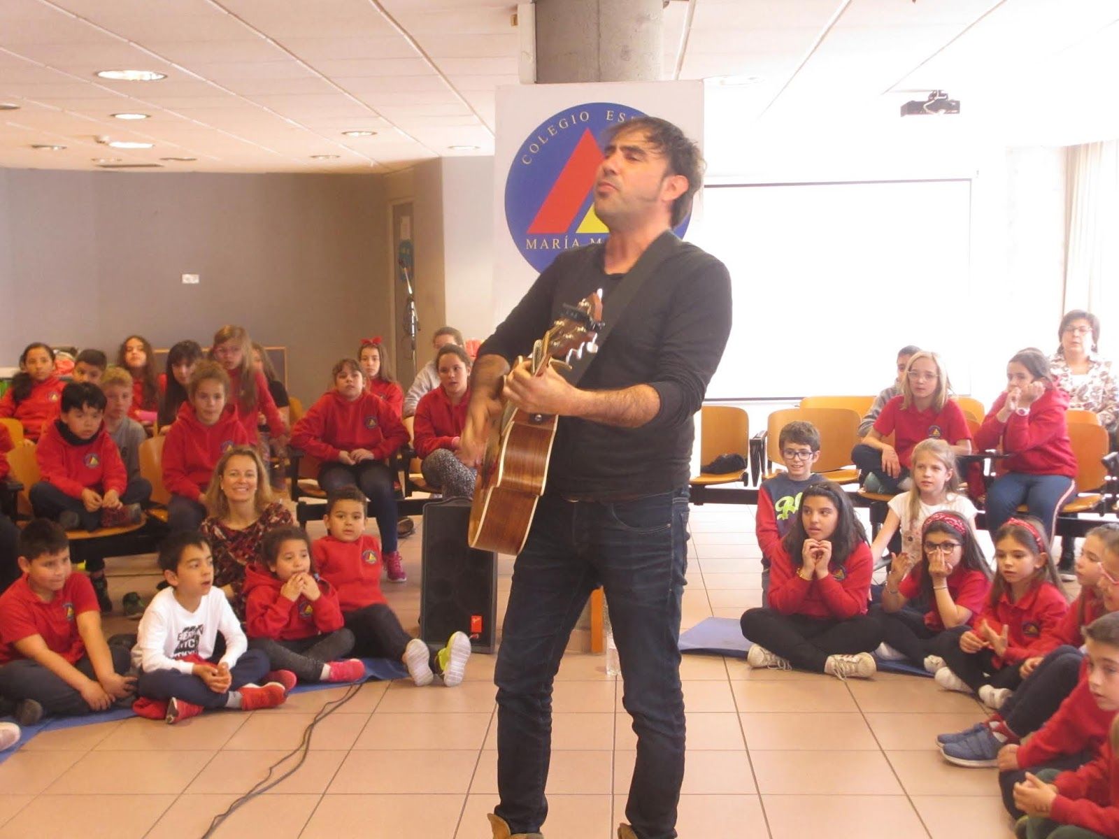 Patxi Leiva en una actuació al col·legi María Moliner.