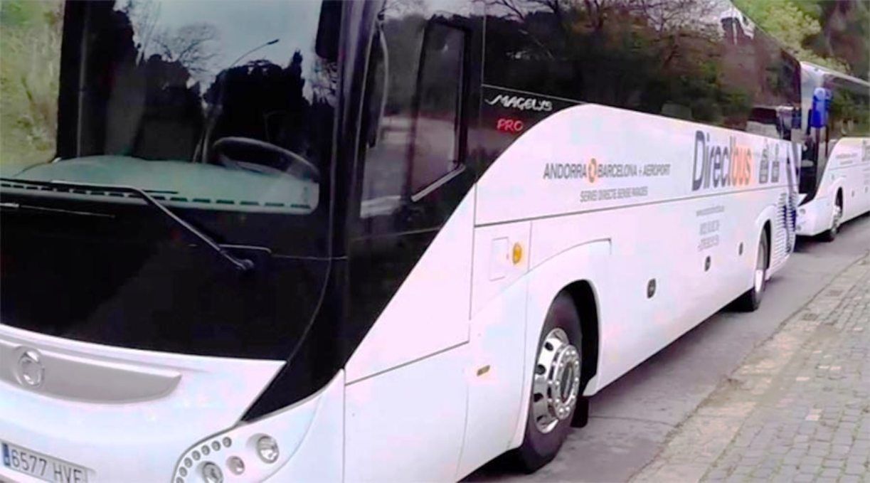 Un dels autobusos que fan el servei entre Andorra i l'aeroport de Barcelona.