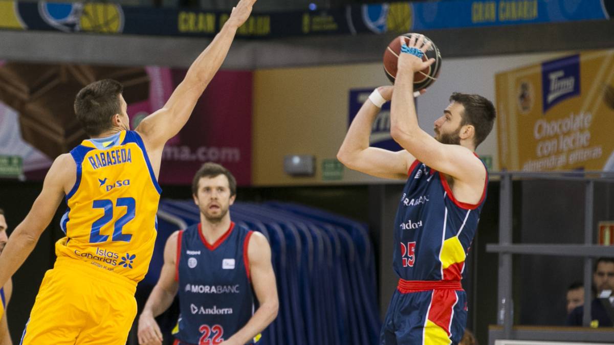 David Jelinek llença a cistella.