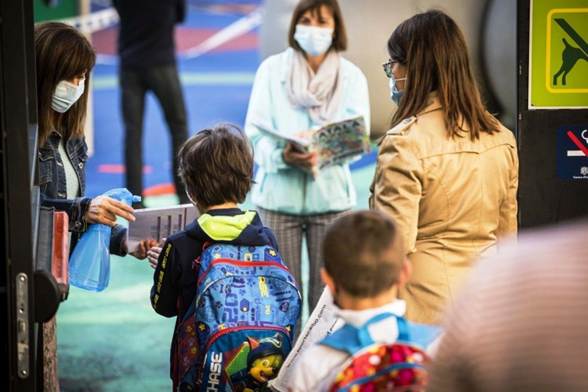 Escolars entrant al col·legi el passat mes de juny.