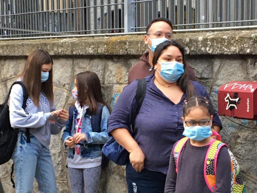 Cues a l'entrada de l'escola.