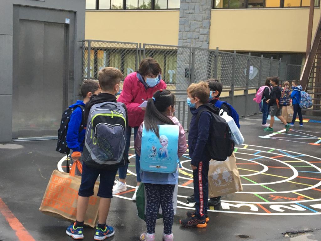 Una docent parla amb els alumnes.