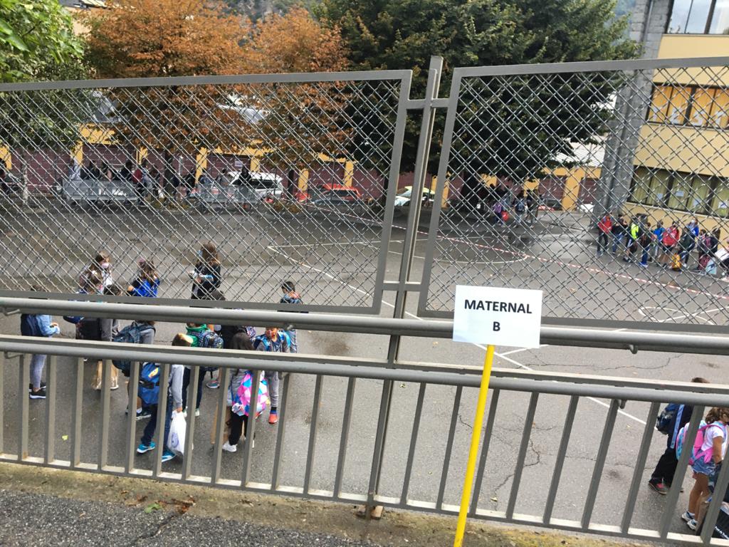 Vista del pati de l'Escola Andorrana de Sant Julià.