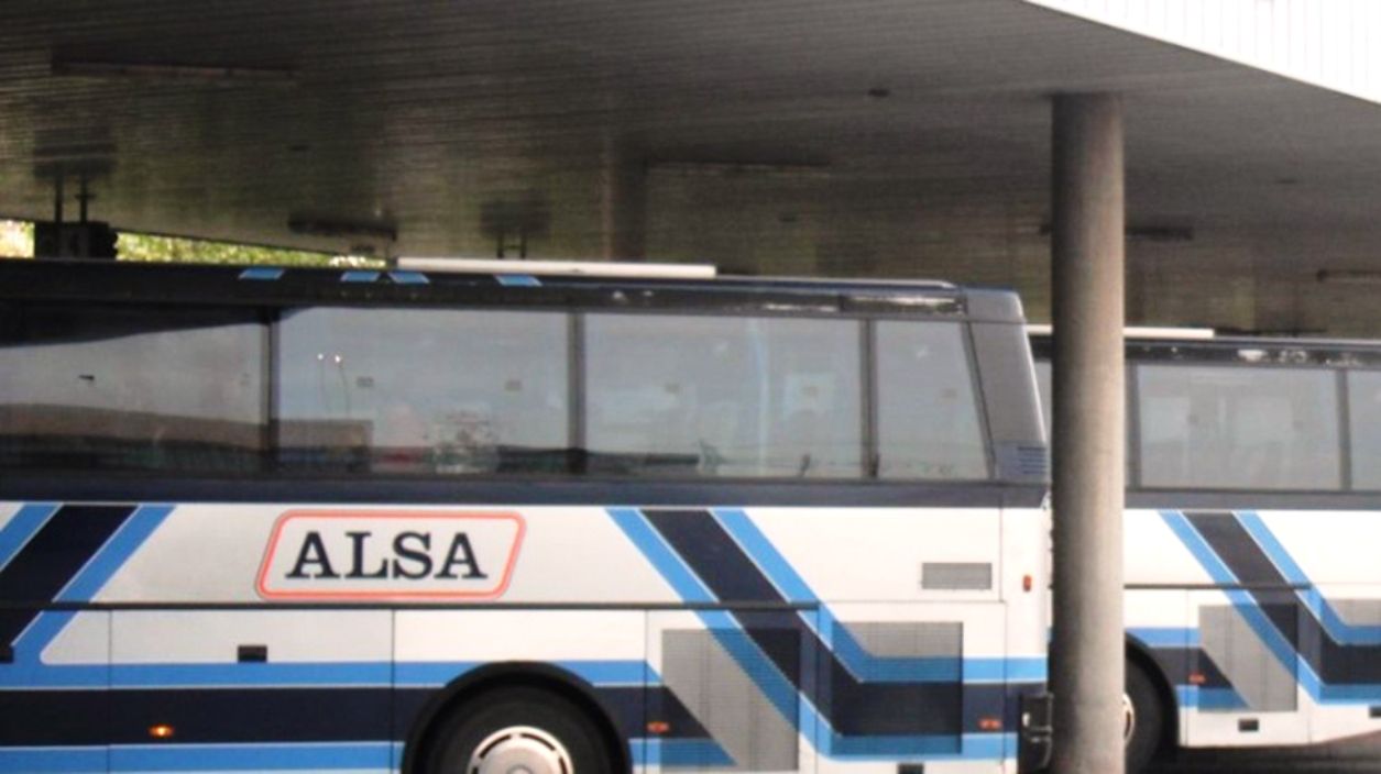 Autobusos del servei internacional Alsa.