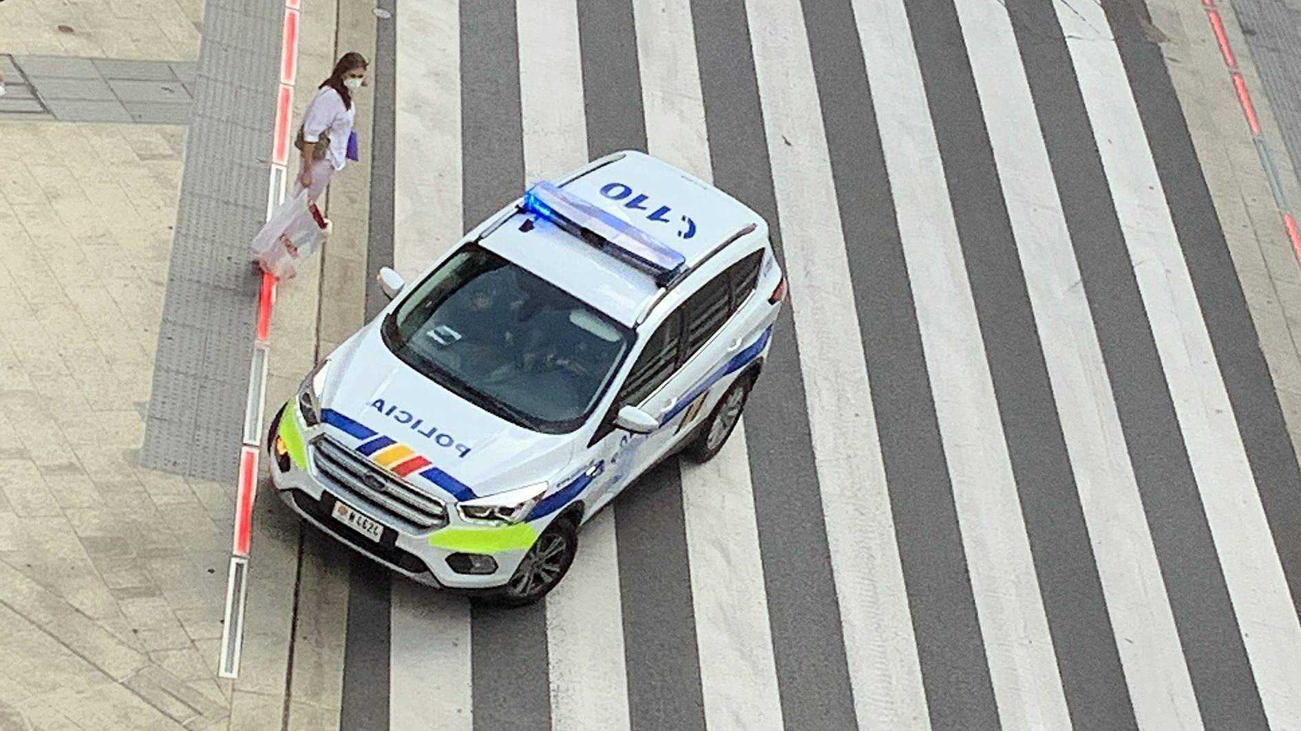 Un cotxe policial patrulla pel centre d'Andorra la Vella.