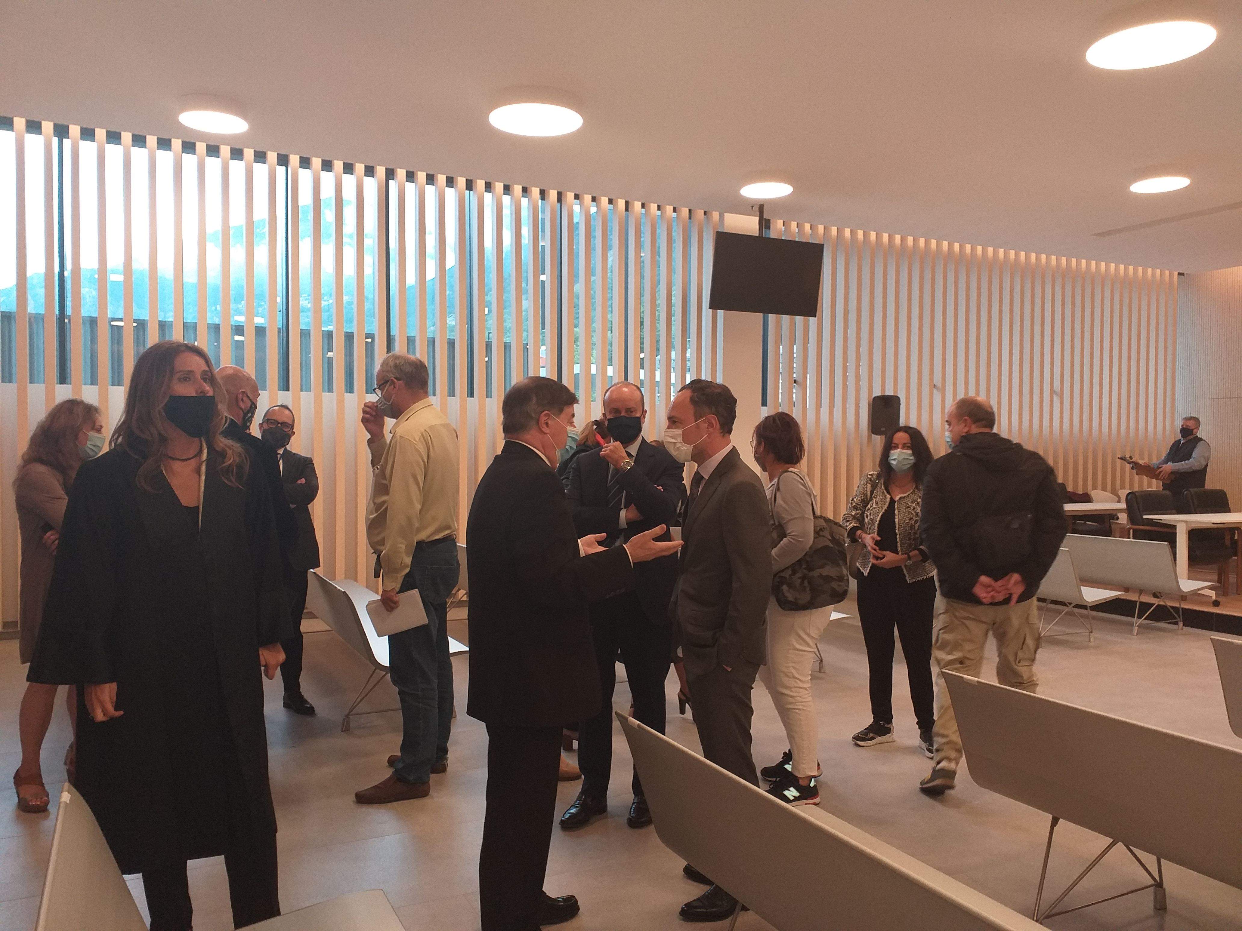 Casadevall parla amb el cap de Govern, Xavier Espot, després del jurament de Bailén i Cornella.