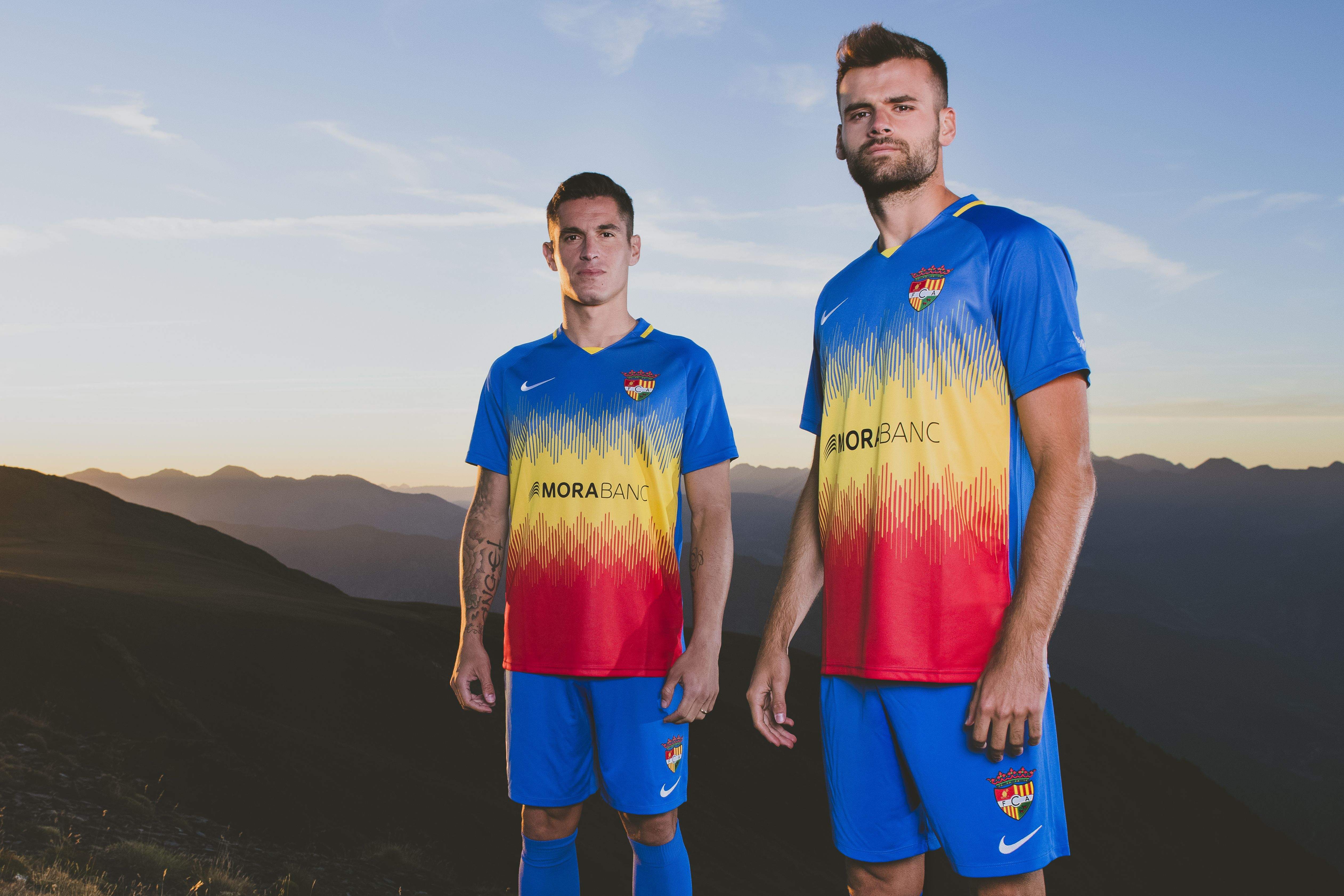 La nova samarreta de l'FC Andorra. La portaveu del Sindicat, Rebeca Bonache.