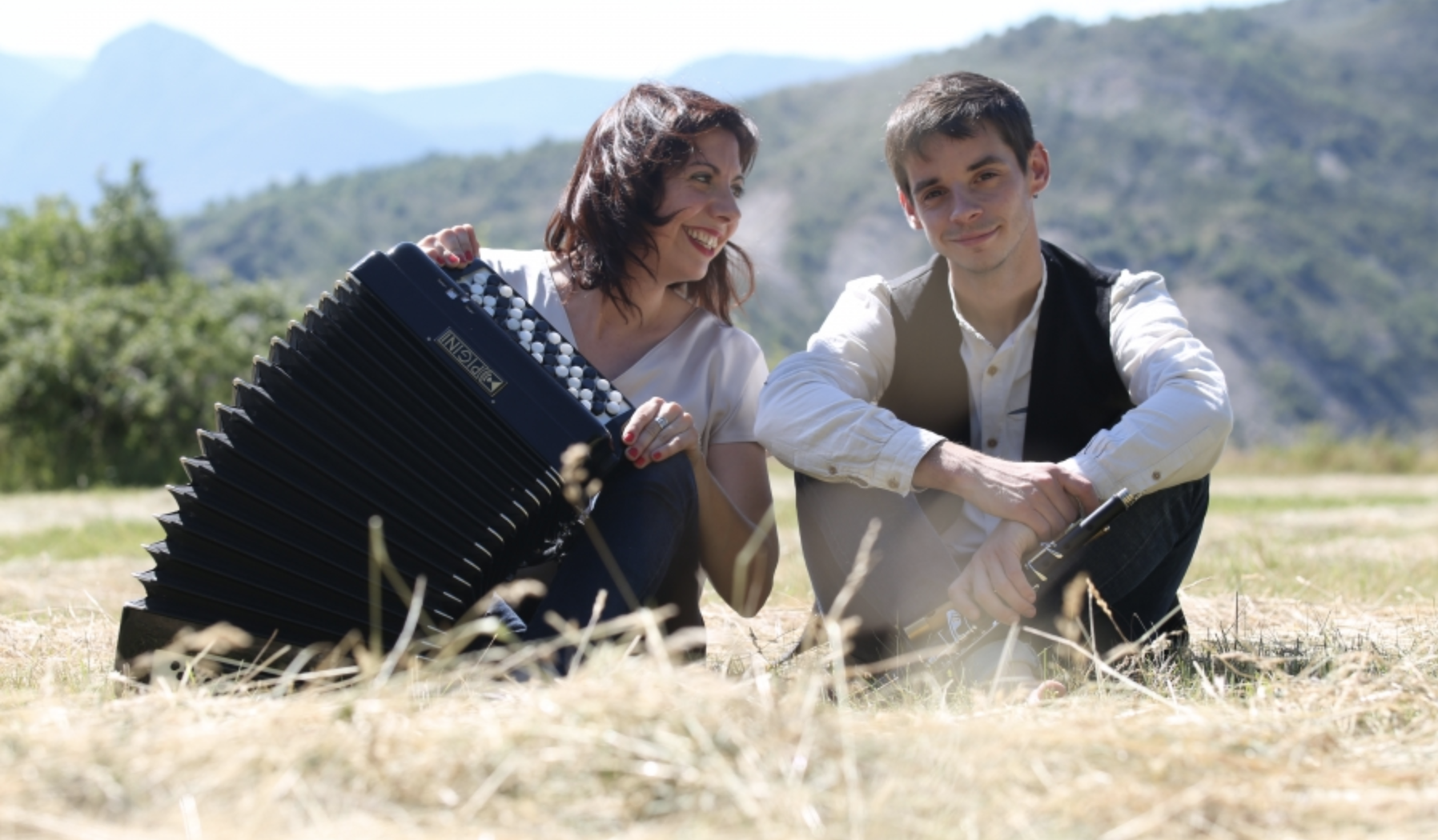 Els membres del Duet Daura, Pilar Planavila i Ivan Caro duran a terme el concert de música pirinenca