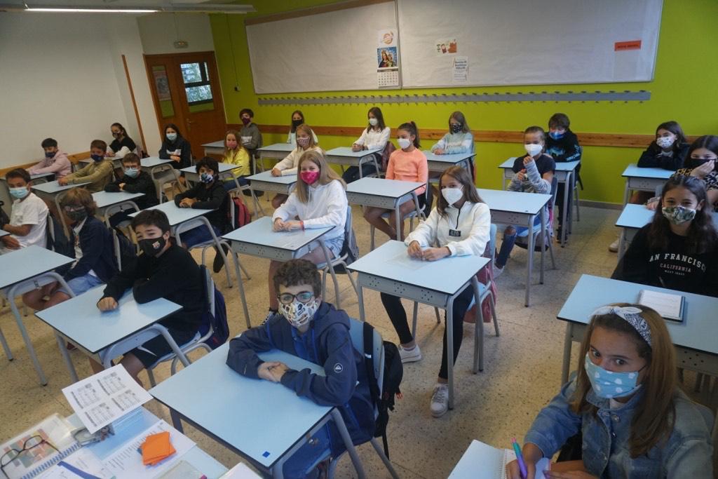 Els estudiants de secundària, com aquests del Sant Ermengol, han iniciat aquest dilluns el curs amb la màxima normalitat possible.