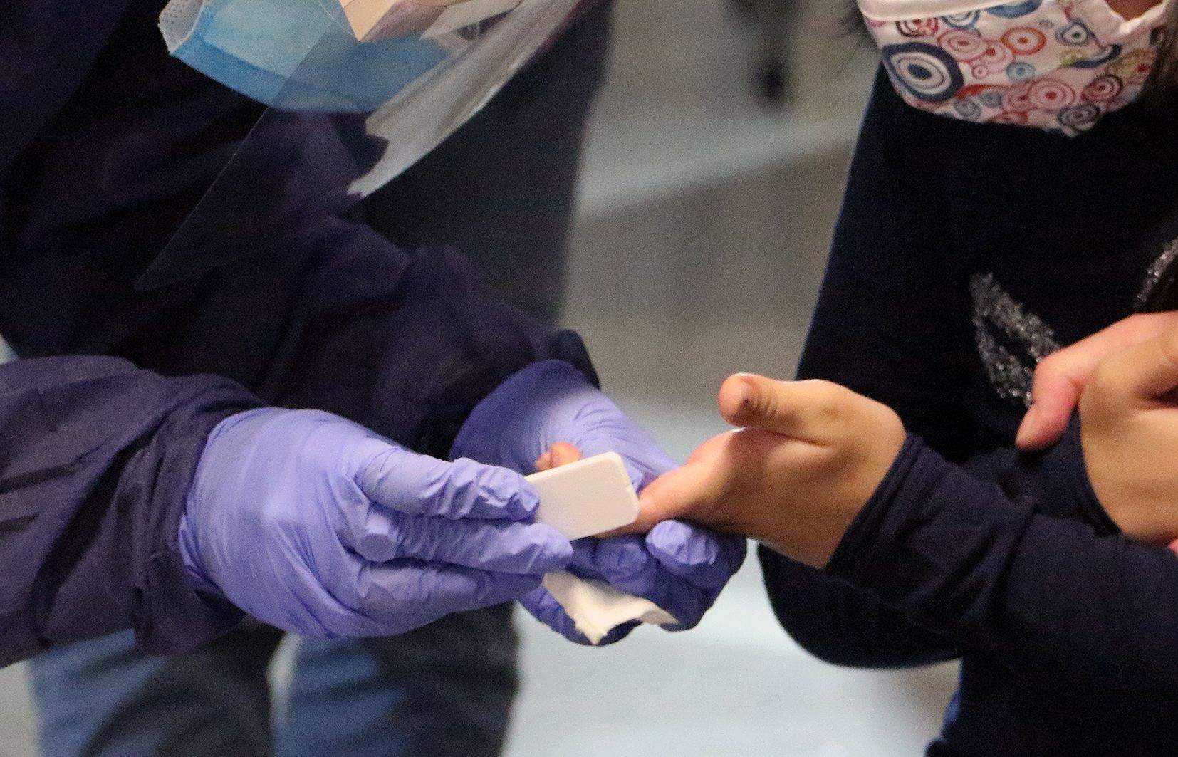 Realització d'un test serològic en el marc del cribratge educatiu.