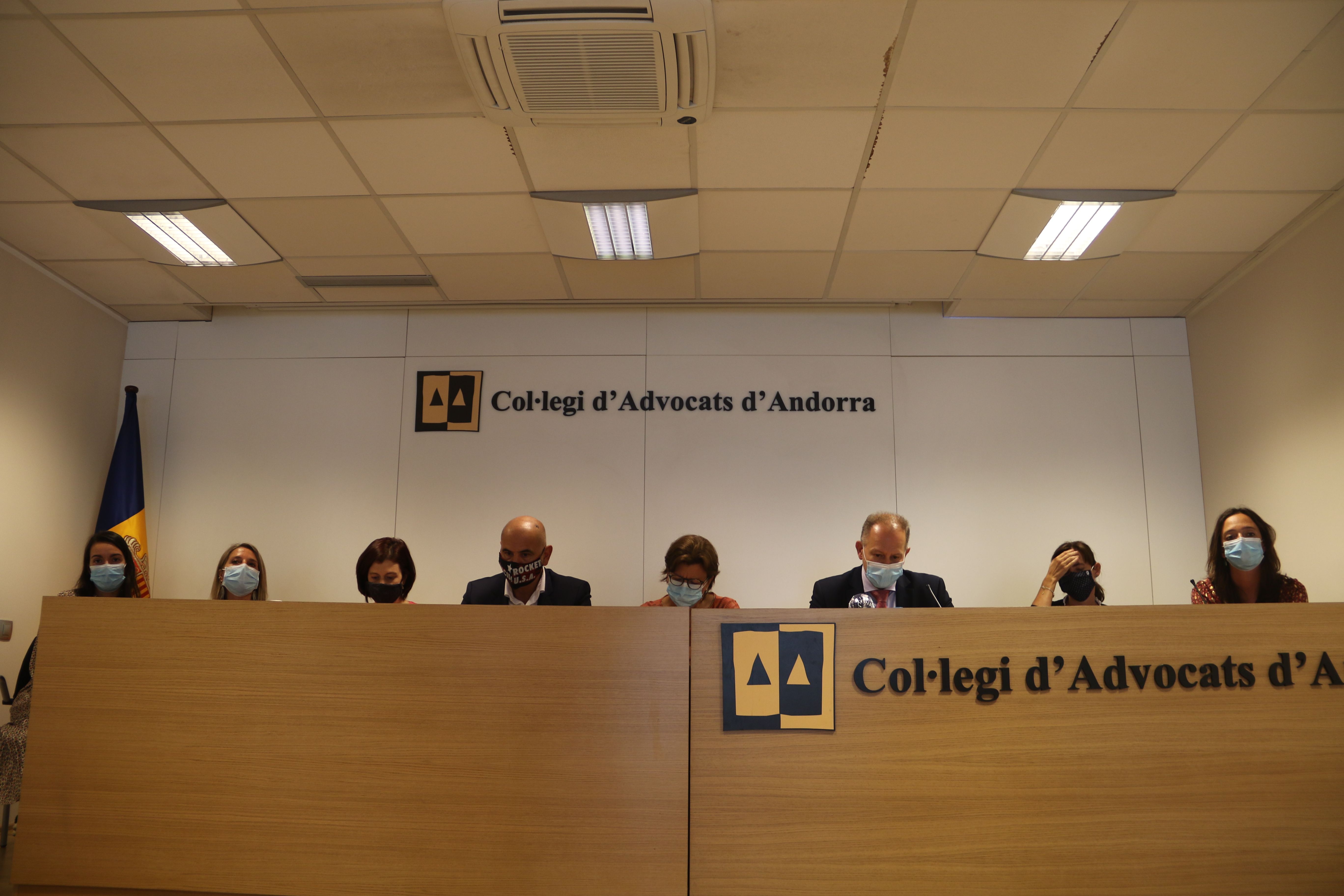 La junta sortint  del Col·legi d'Advocats durant la compareixença.