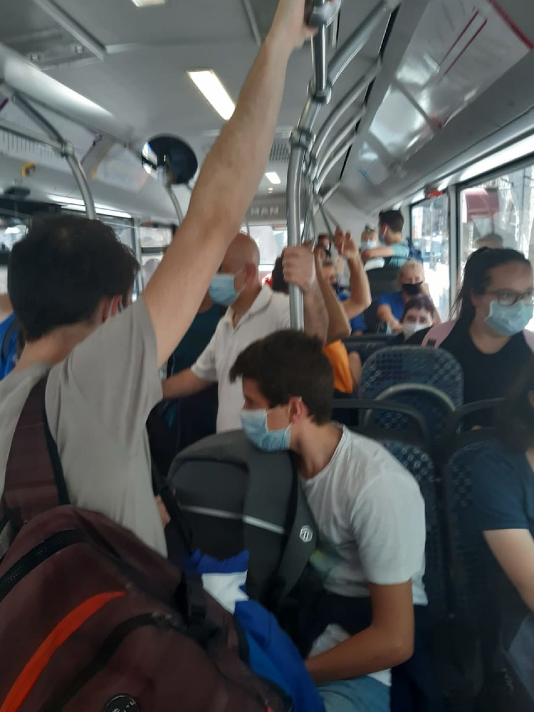 Usuaris dins d'un bus.