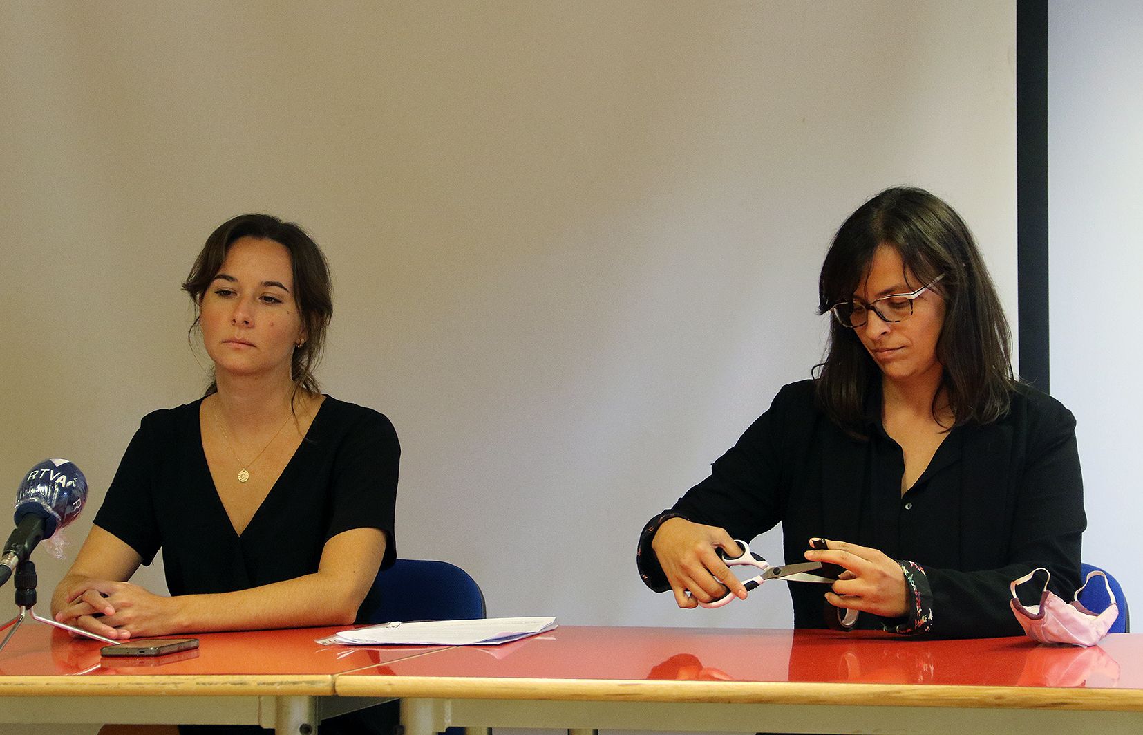 Clara Serra i Vanessa Mendoza tallant la cinta aïllant per tapar-se la boca.