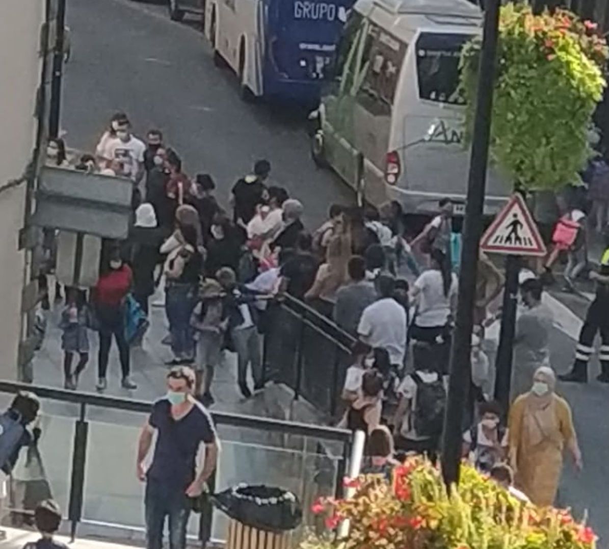 Acumulació de pares esperant els nens a la sortida de l'escola de Ciutat de Valls.