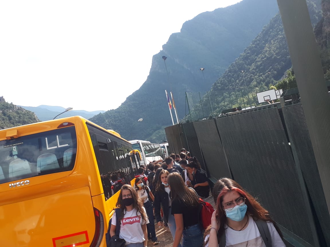 Una imatge de la sortida del Col·legi Maria Moliner aquesta tarda