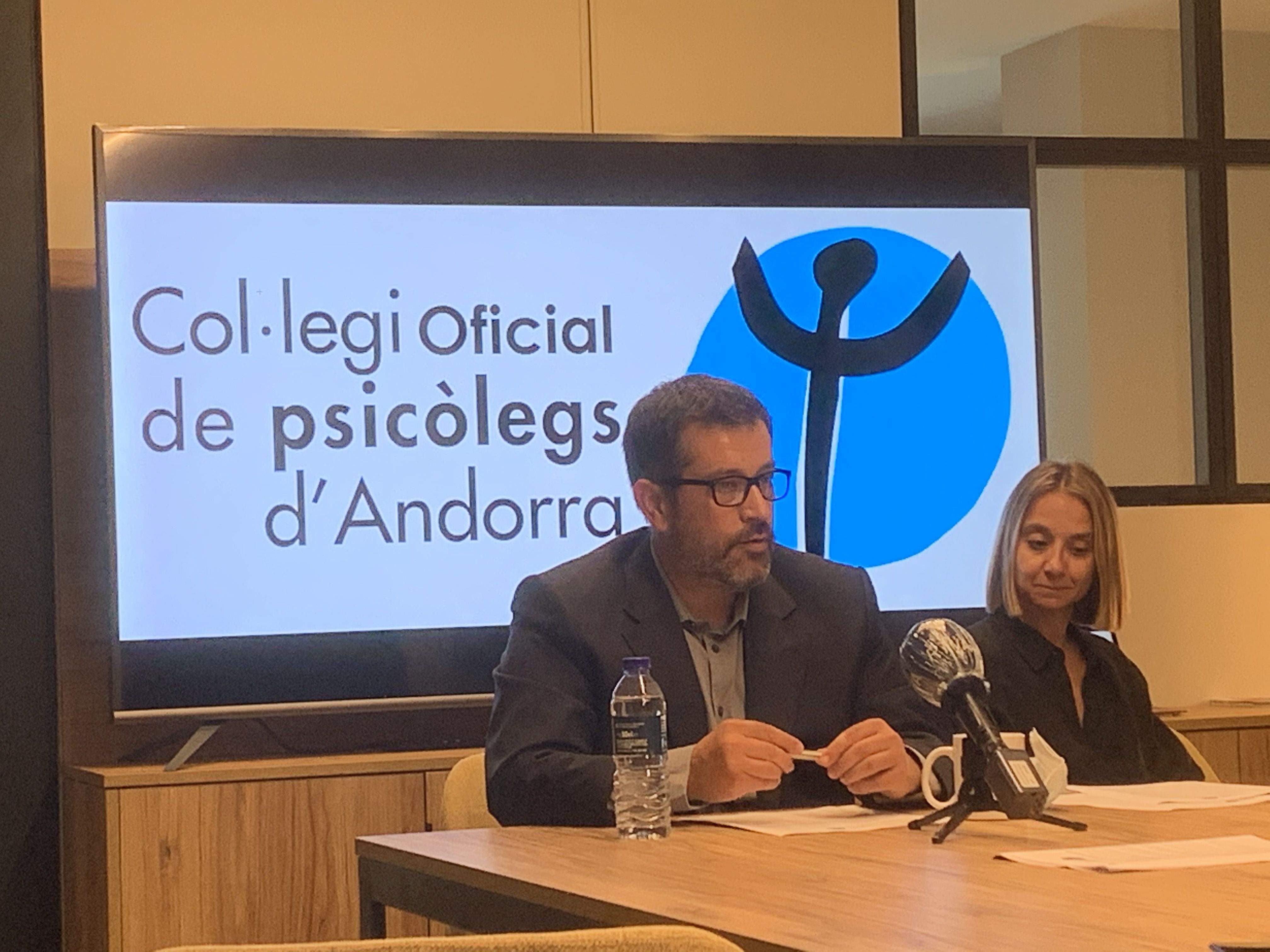El president del Col·legi de Psicòlegs, Òscar Fernández, fent una exposició.