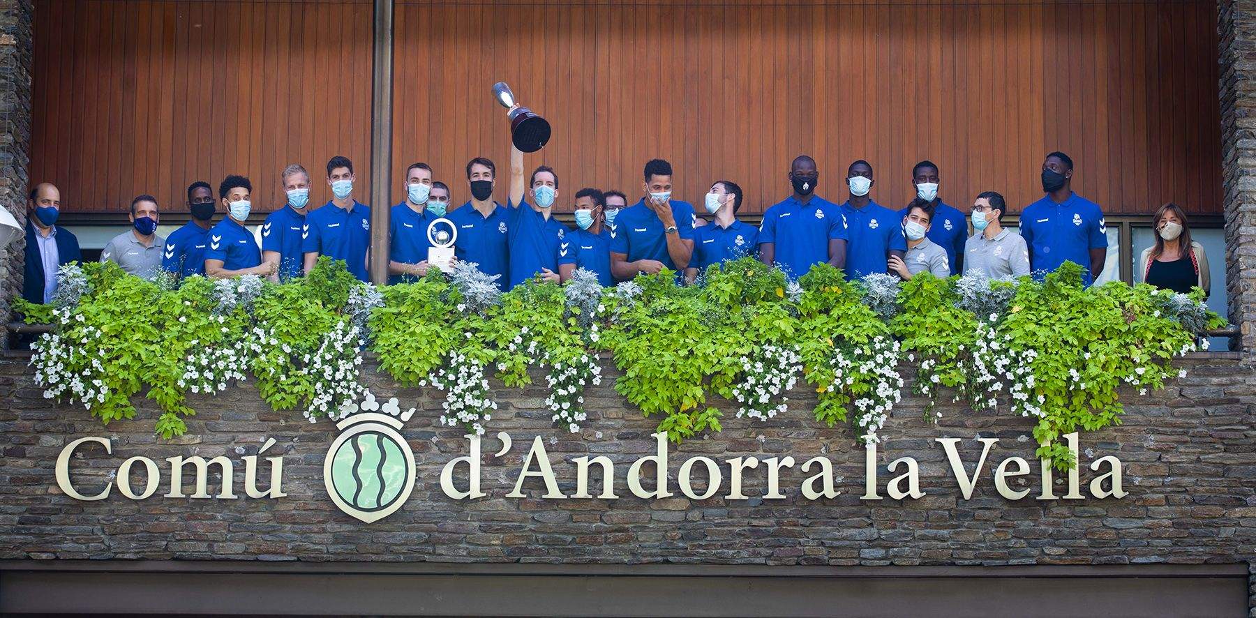 Els jugadors ofereixen la copa des del balcó del comú.