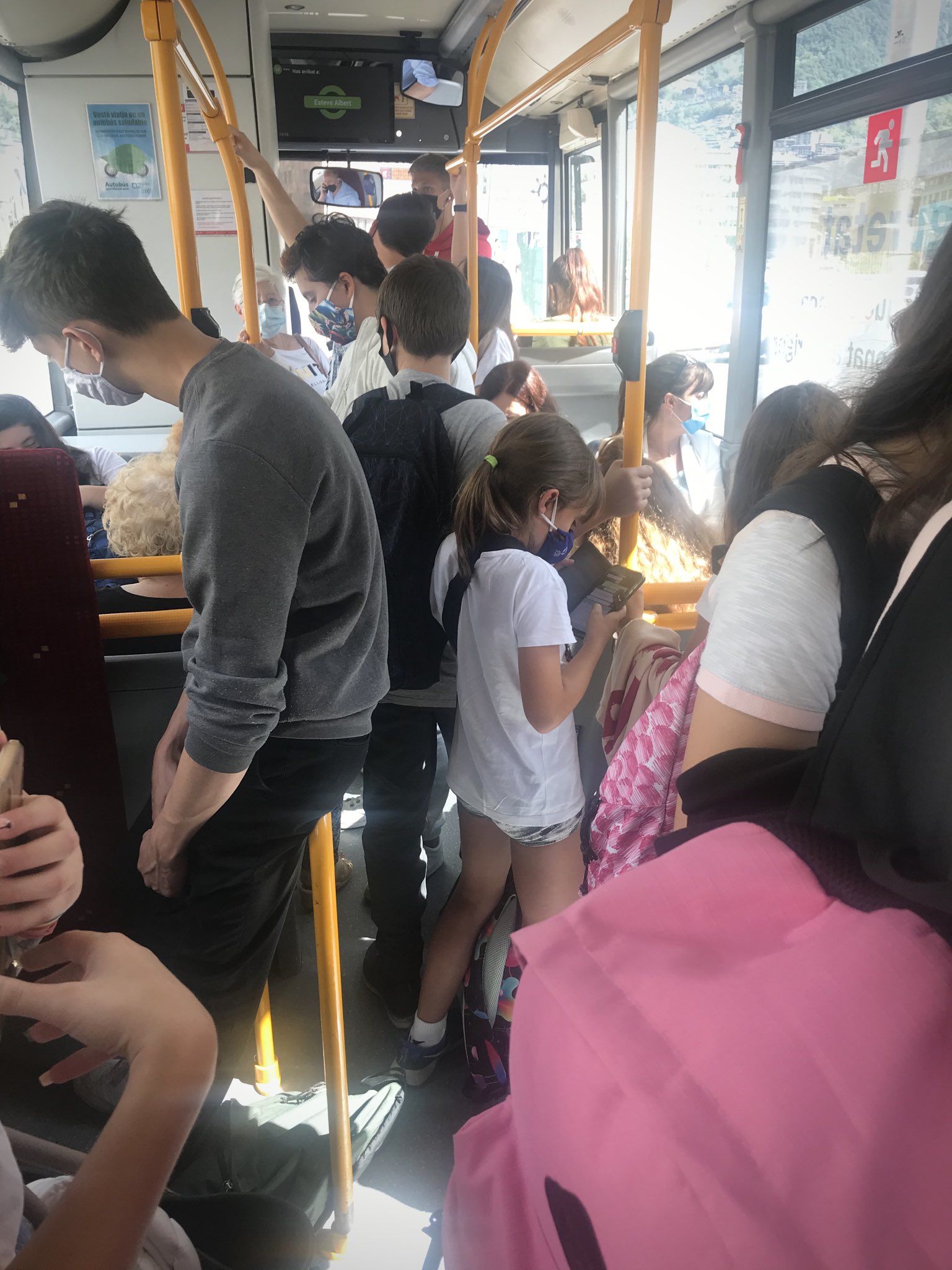 El bus que la línia Ordino-Andorra la Vella ben ple al tomb de les del matí.