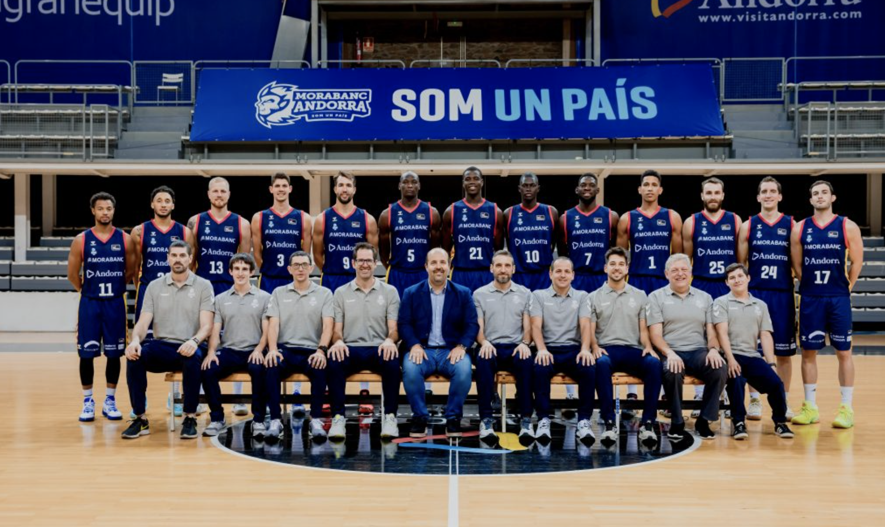 El president del club, Gorka Aixàs, amb la plantilla de jugadors i el cos tècnic