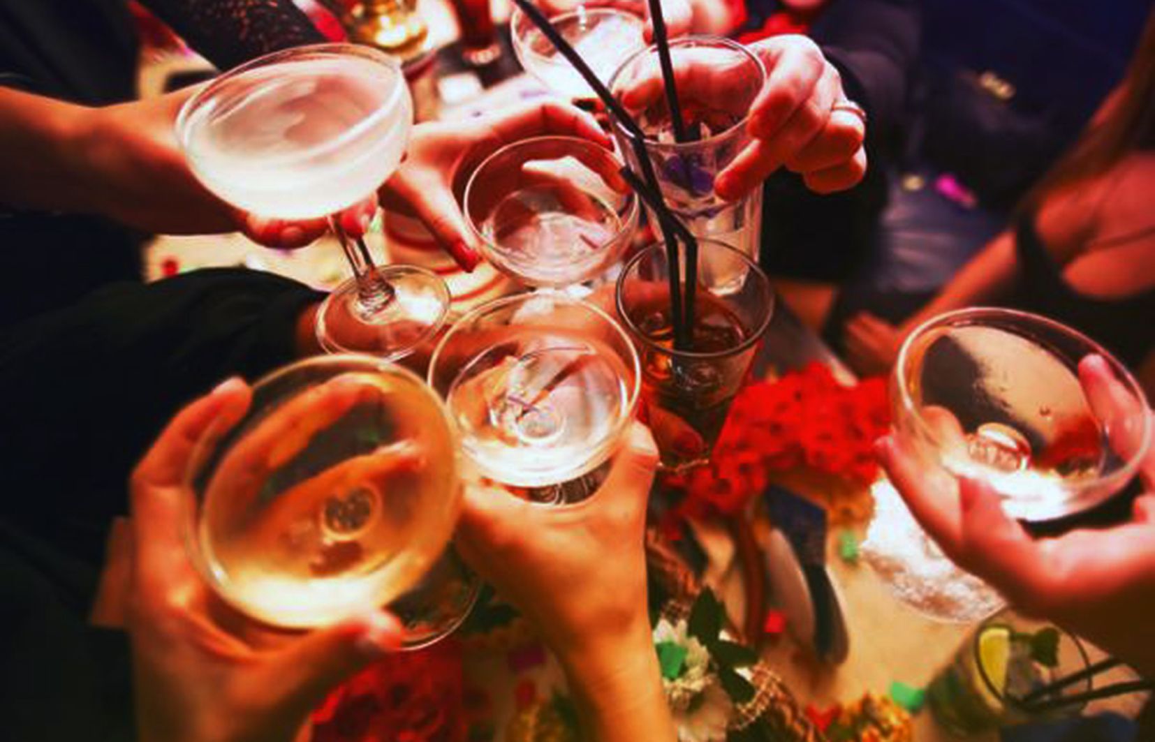 Un grup d'amics en una celebració en un local d'oci nocturn.