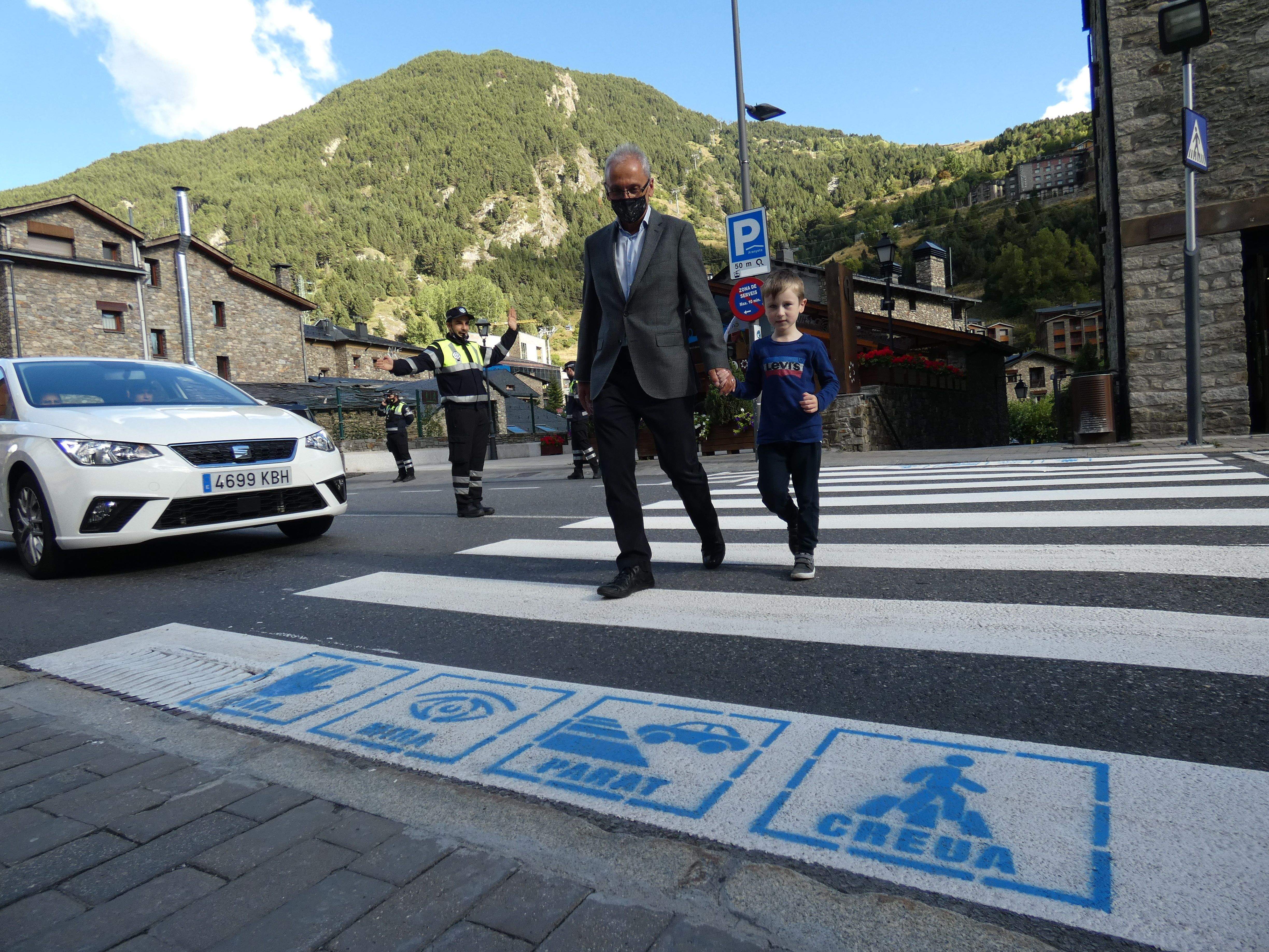 El cònsol de Canillo, Francesc Camp, acompanyant en Max a creuar un pas de vianants.