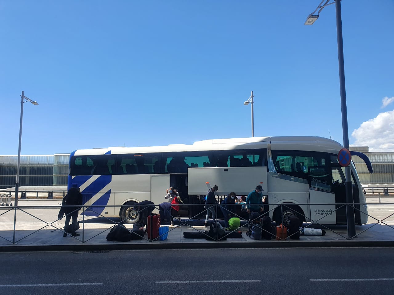 Temporers agafant un dels busos amb què se'ls va dur per agafar els vols de repatriació l'hivern passat.