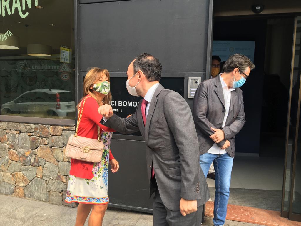 Marsol i Espot se saluden abans de visitar l'espai Hive Five.