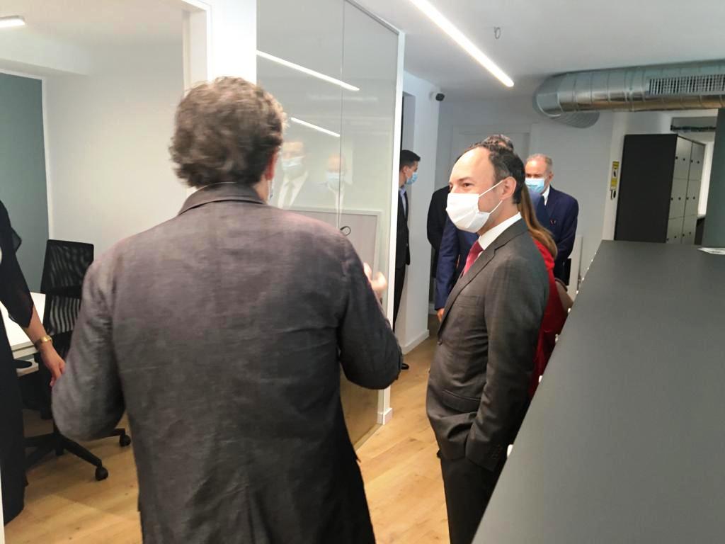 Espot durant la seva visita aquest dilluns a l'espai de 'coworking' Hive Five.