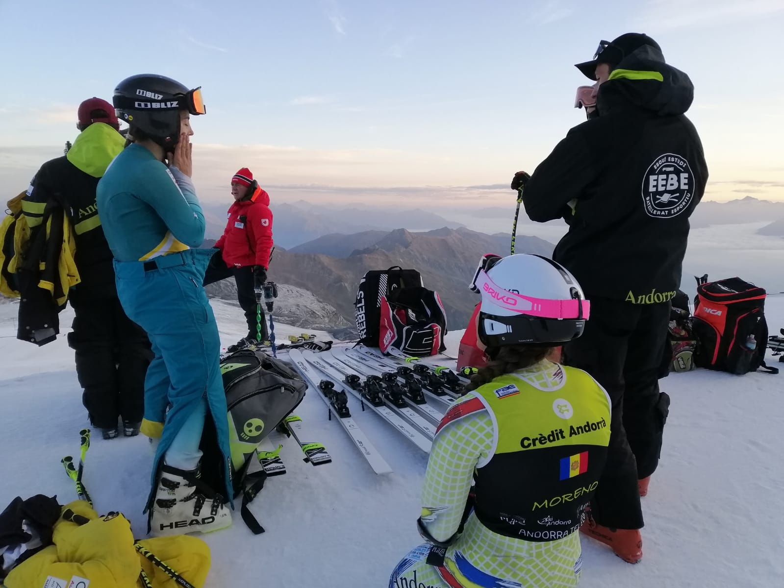Alguns dels esquiadors amb l'equip tècnic de la federació