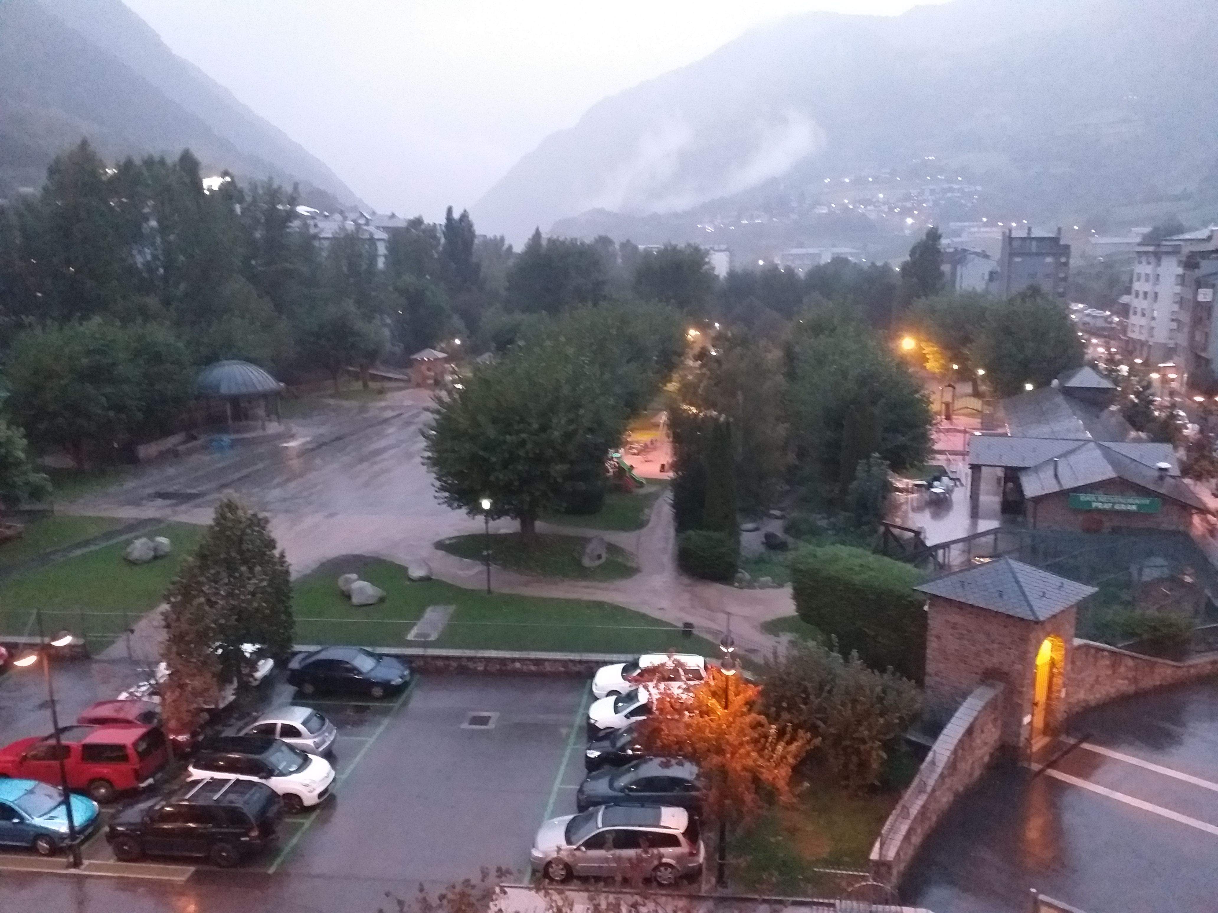 El Prat Gran, ja tancat, aquesta tarda sota la pluja.