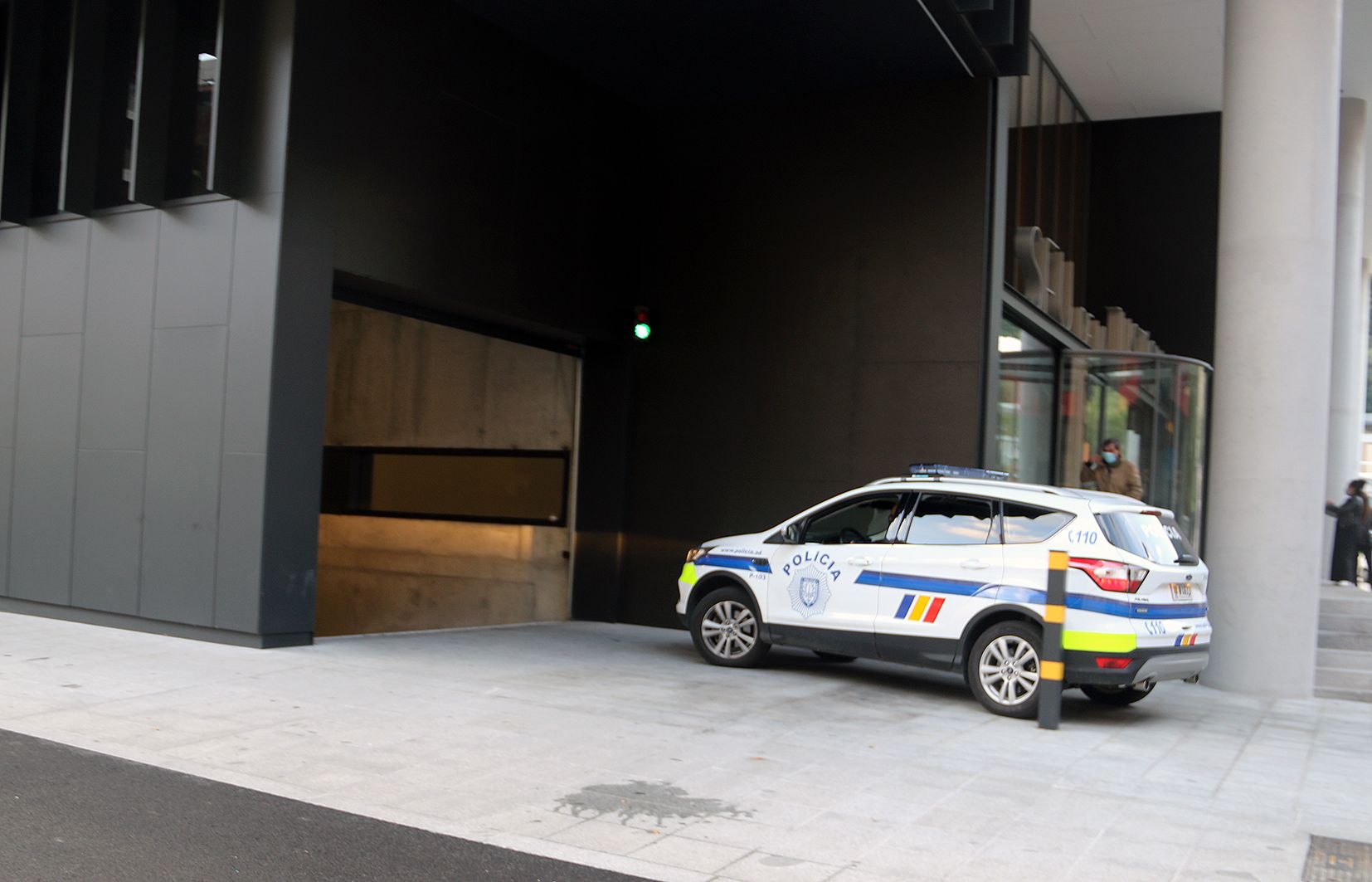 El cotxe de policia que va traslladar el detingut al seu dia a la Seu de la Justícia.