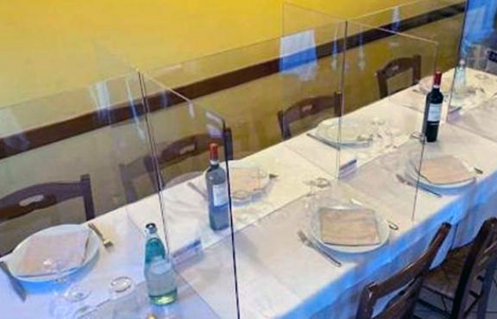 Taules i separacions en un restaurant.