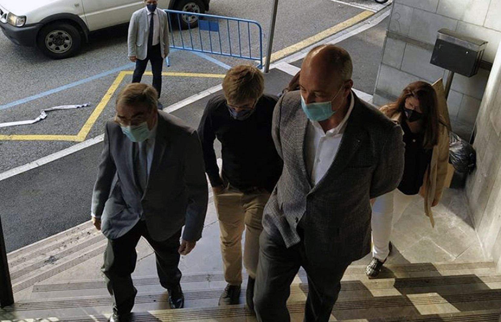 Javier Alfaya, en primer terme, accedint al María Moliner tot acompanyant l'ambaixador espanyol, Àngel Ros.