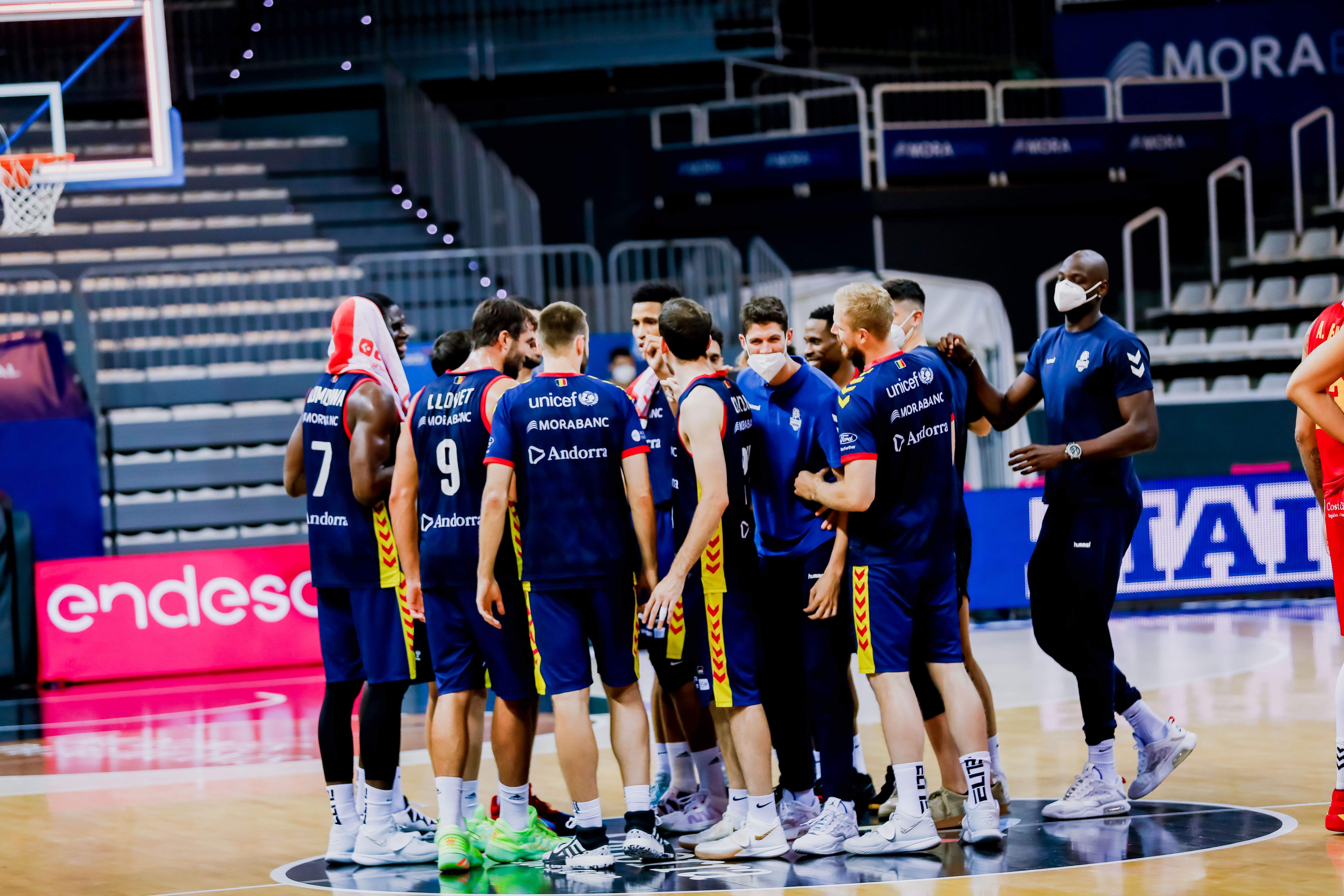 Jugadors del MoraBanc després d'un partit amb les graderies, al fons, buides.