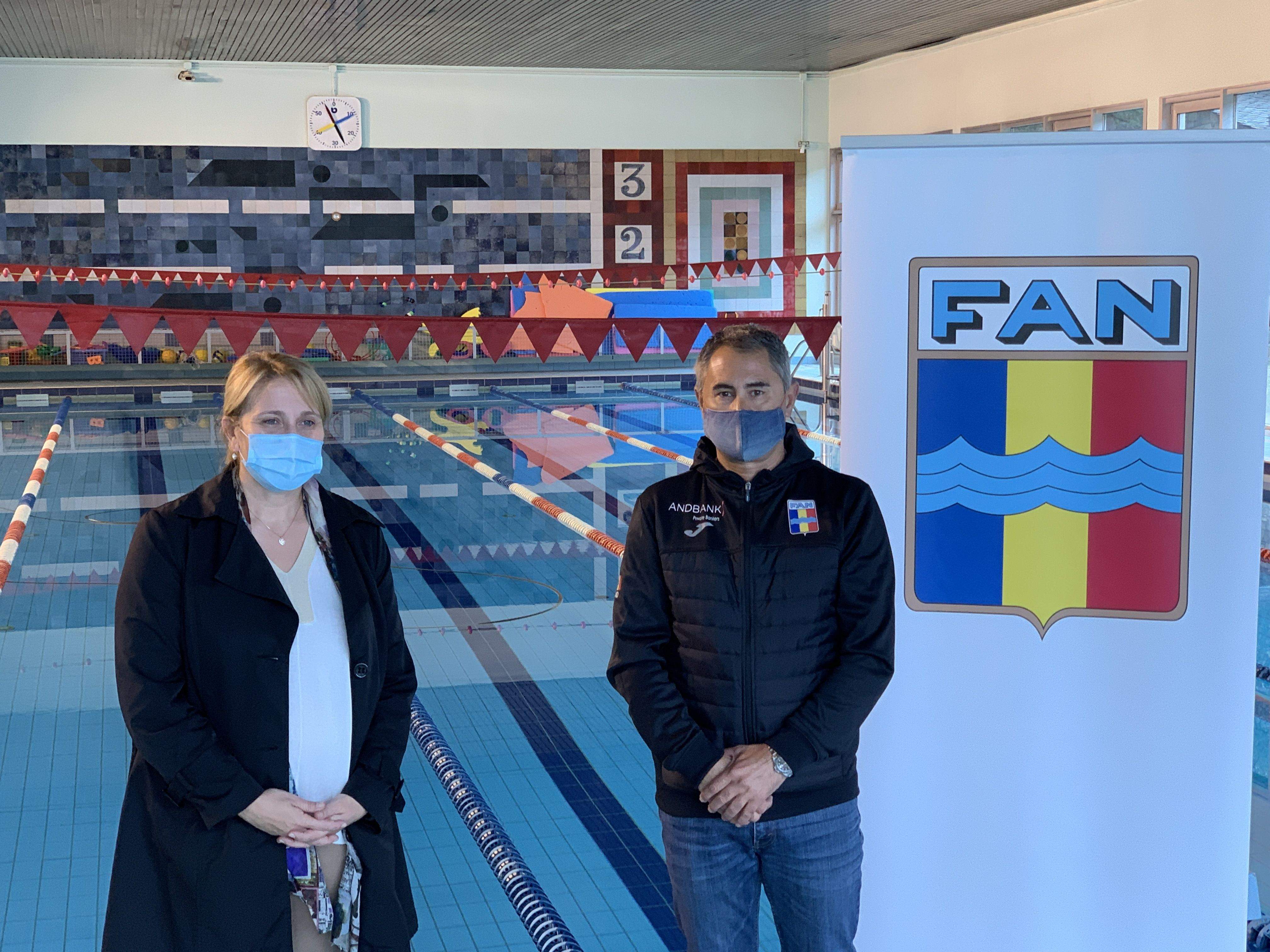 Maria Josep Pascual i Joan Clotet, del col·legi Sant Ermengol i la FAN, escenificant l'acord.