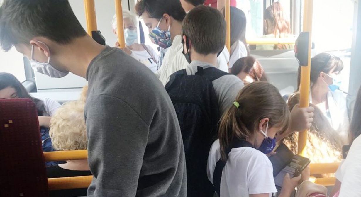 Passatgers a l'interior d'un bus la setmana passada.