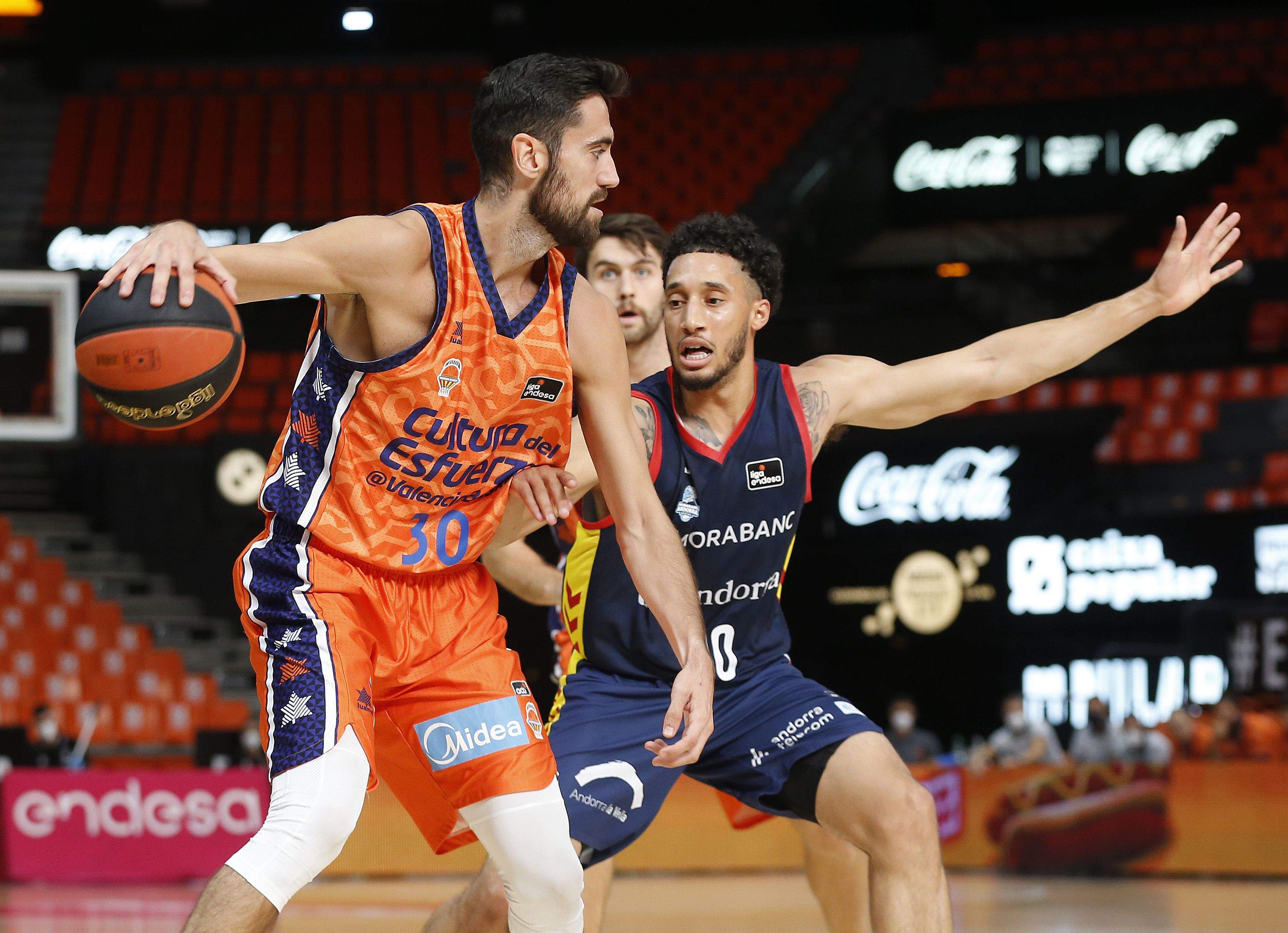 Joan Sastre defensat per Jeremy Senglin.