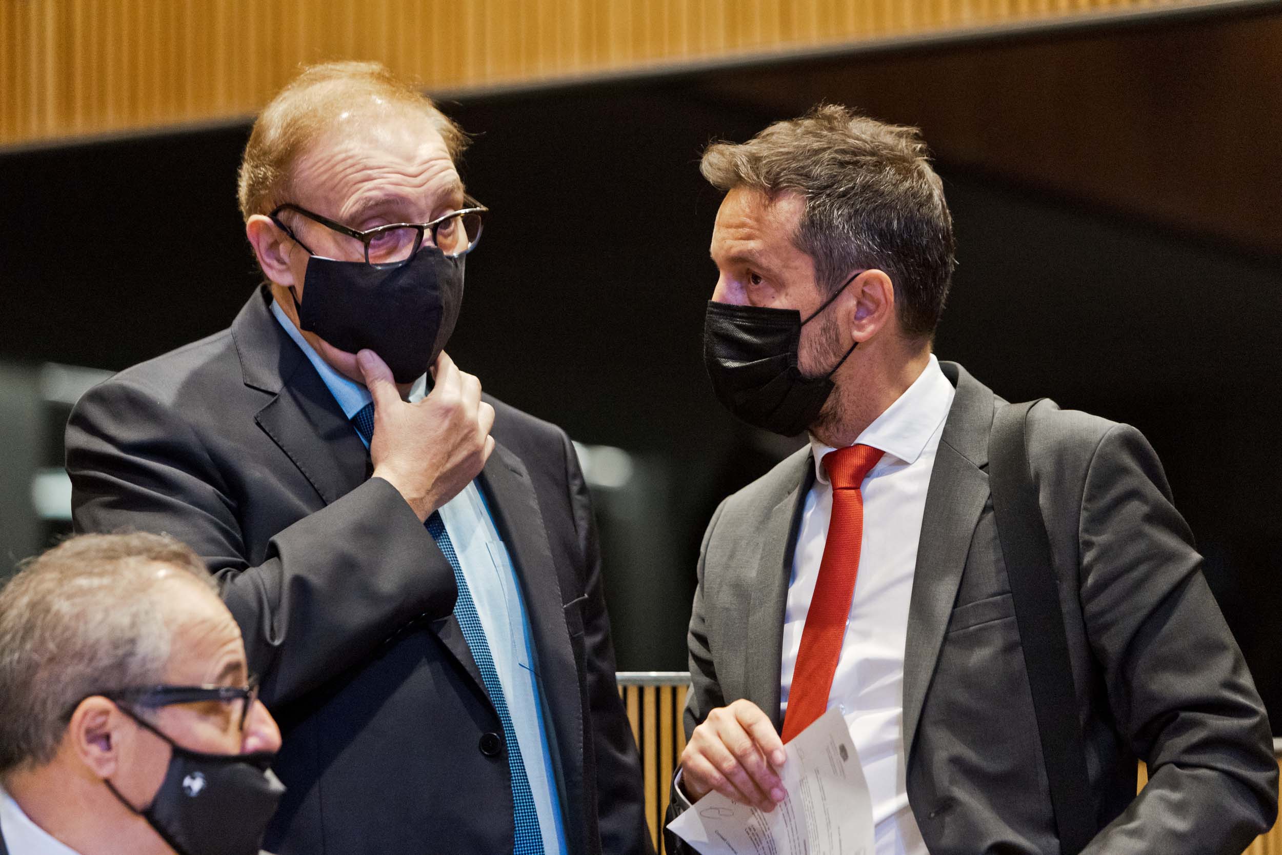 Josep Pintat conversant amb Pere López a l'hemicicle.